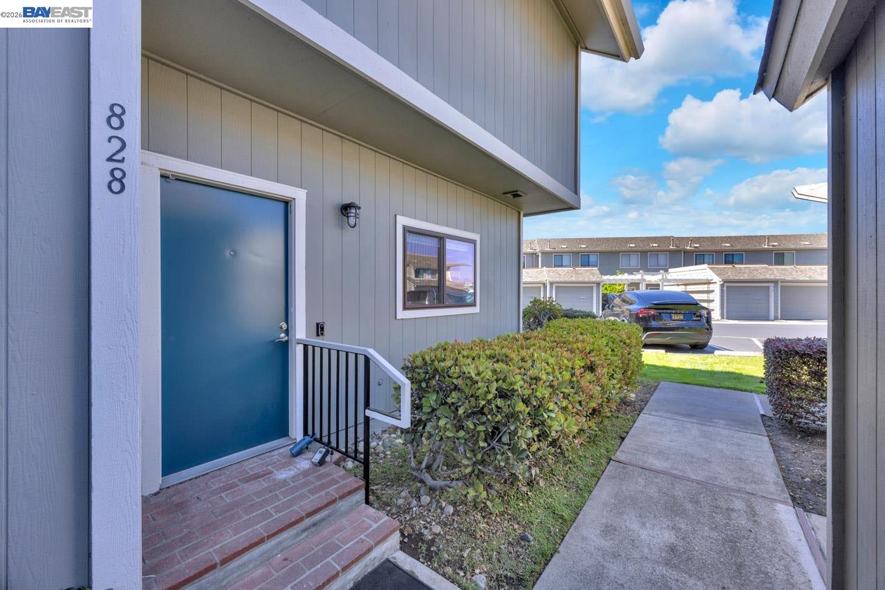 828 Columba Ln