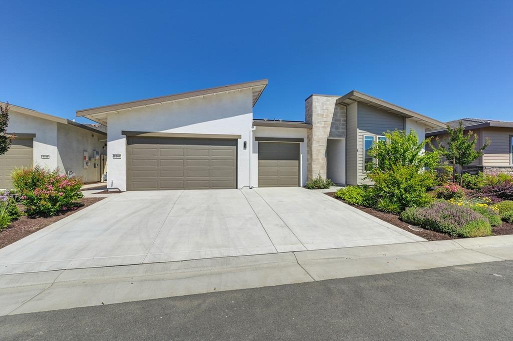 1240 Leo Lane