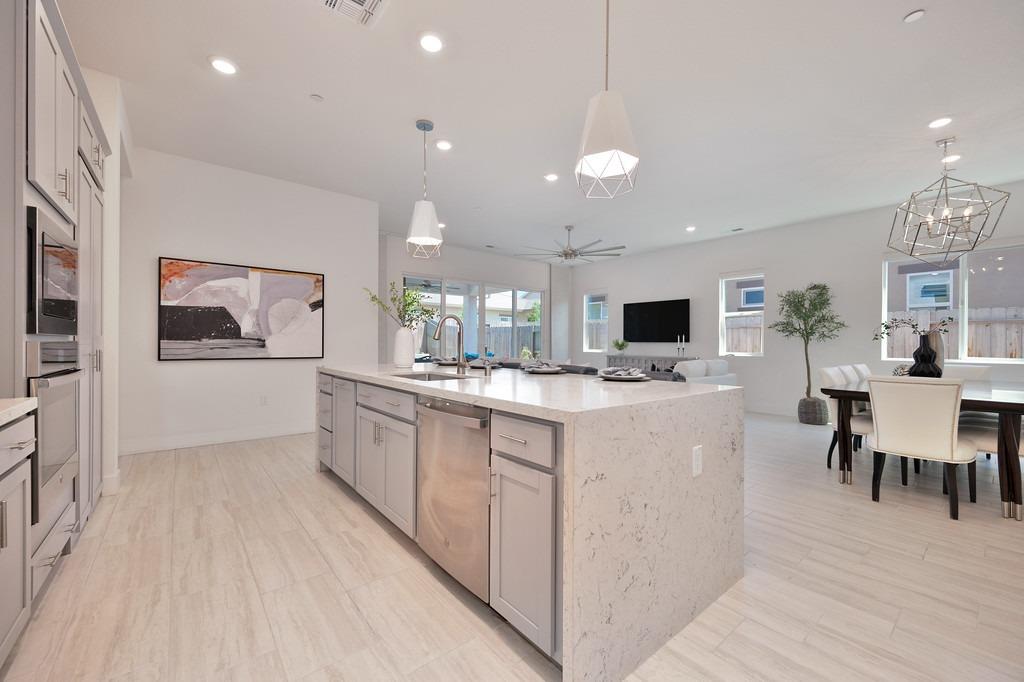 1240 Leo Lane