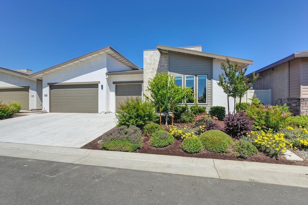 1240 Leo Lane