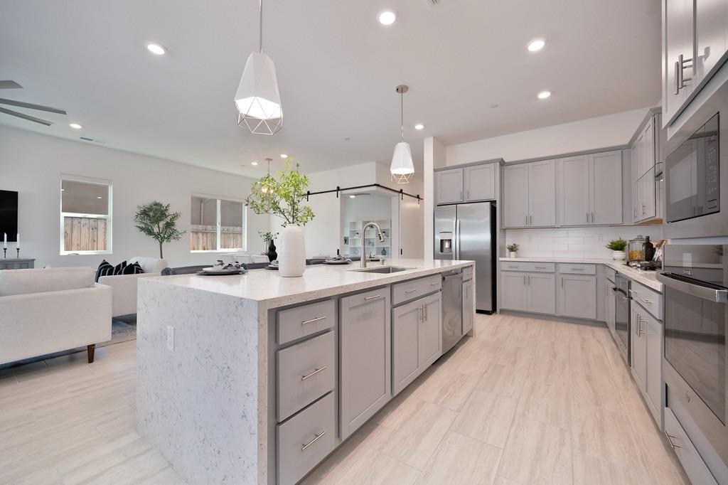 1240 Leo Lane