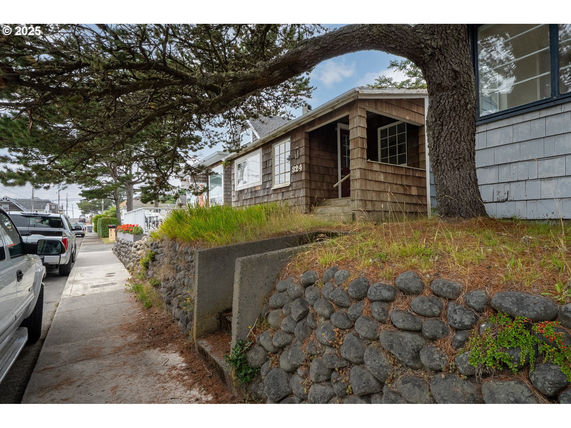 324 6TH AVE