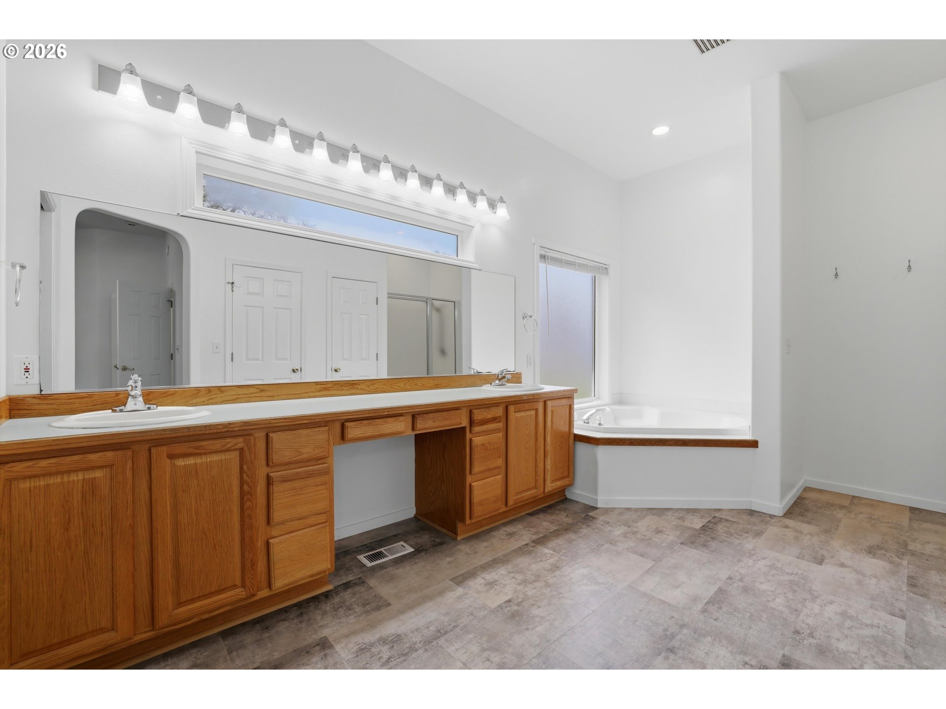 1050 PEACOCK ST