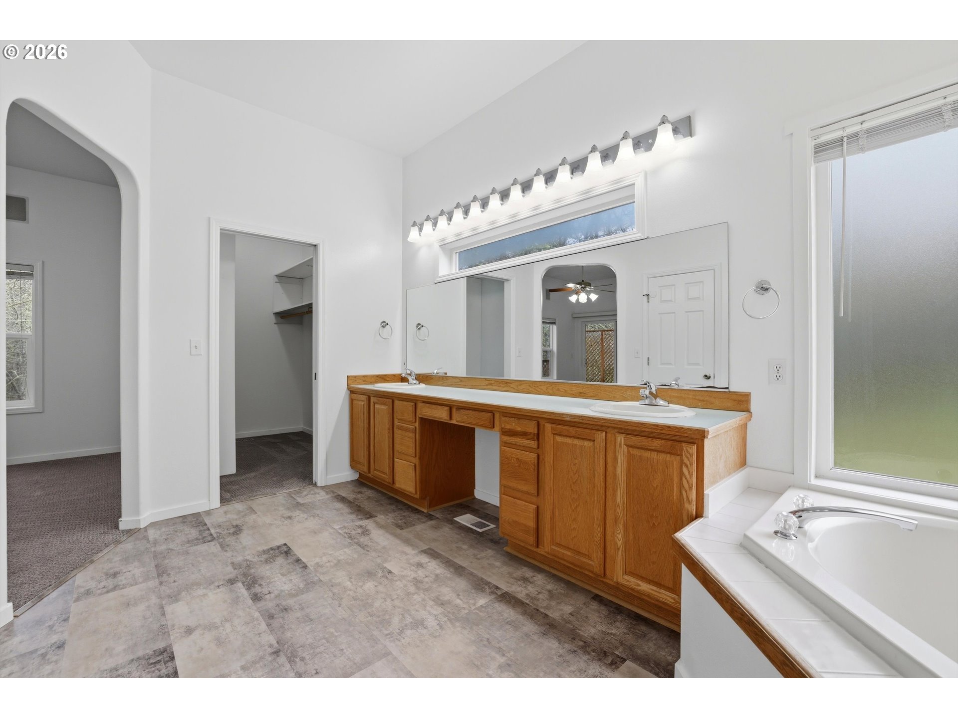 1050 PEACOCK ST