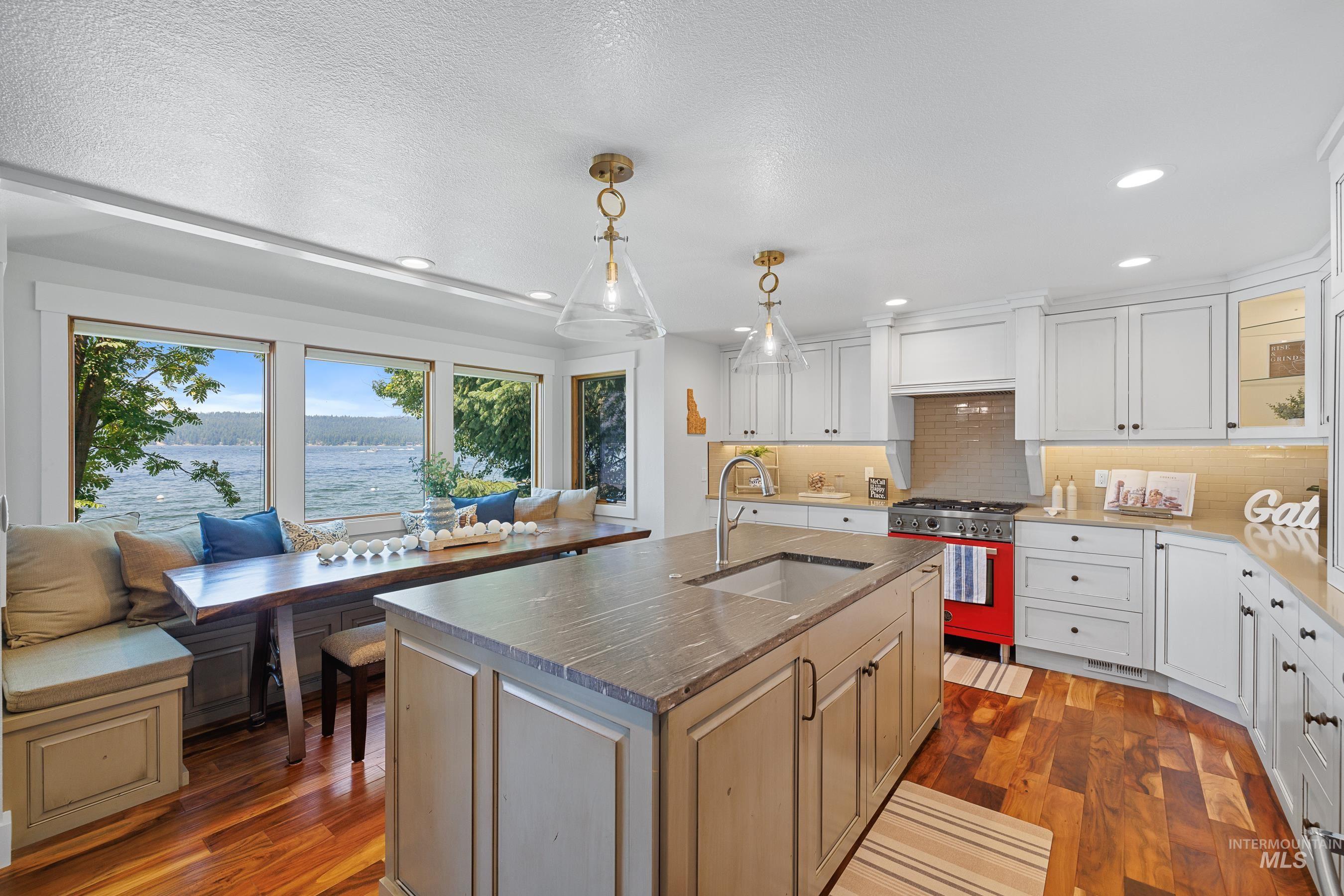 1624 E Lake