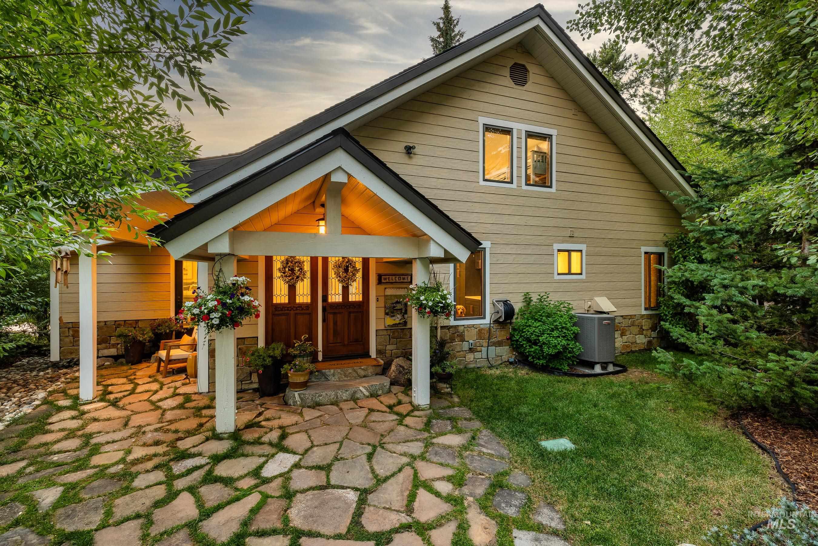 1624 E Lake