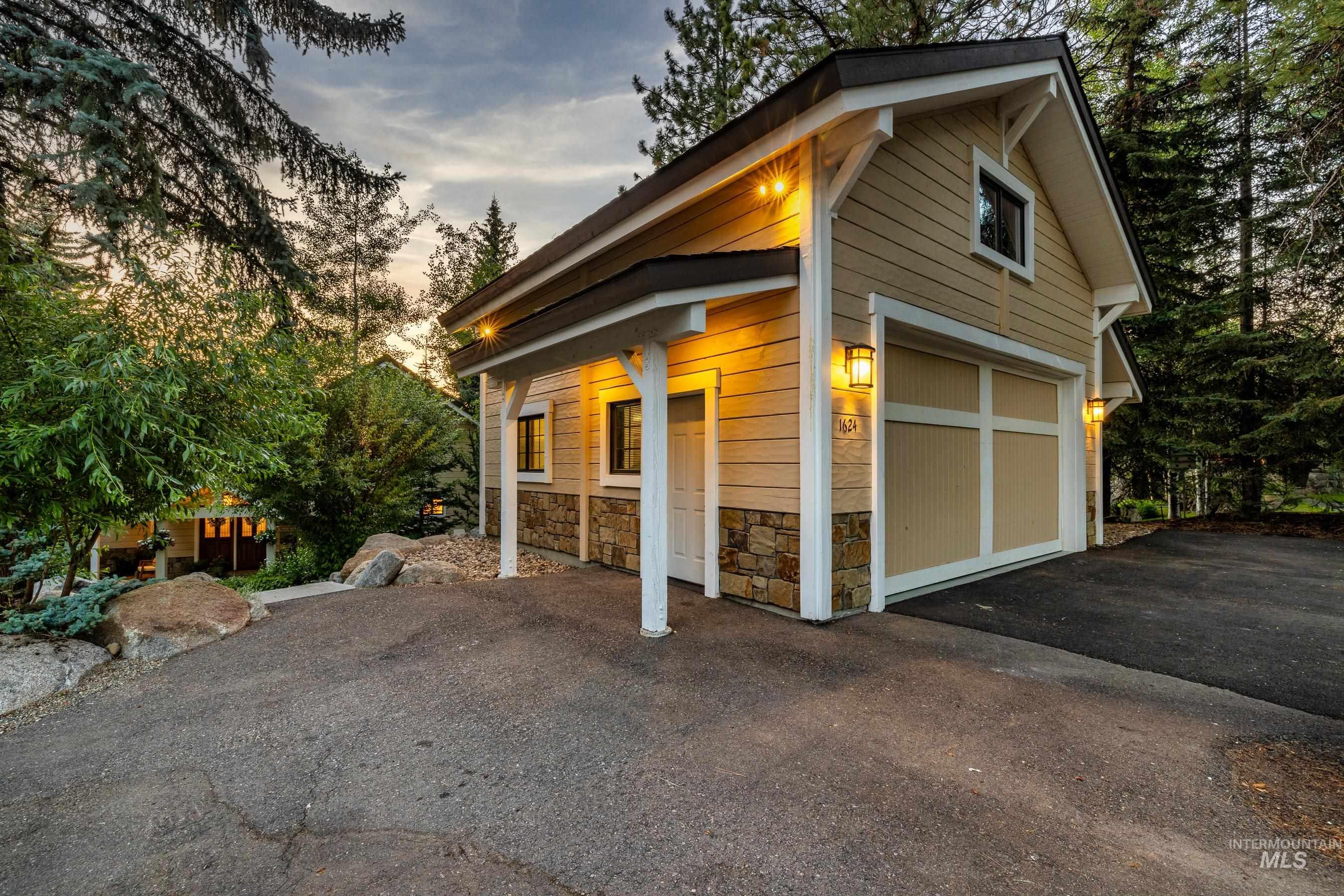 1624 E Lake
