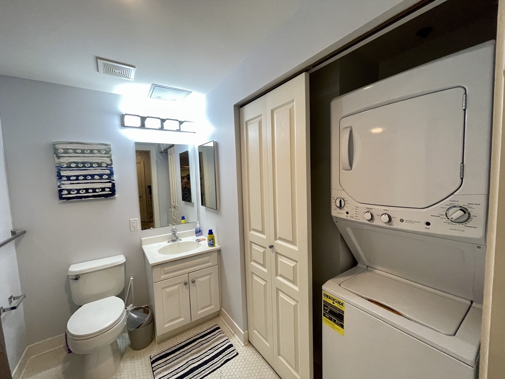 1387 Washington St Unit: 203Furnishe