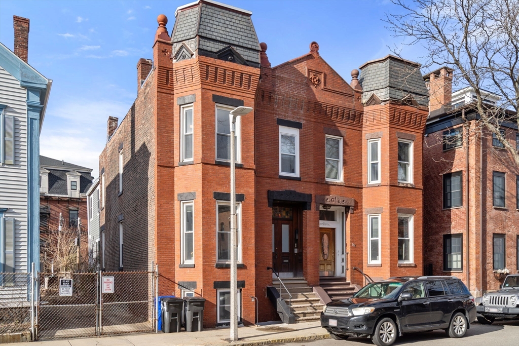 564 E 5th St