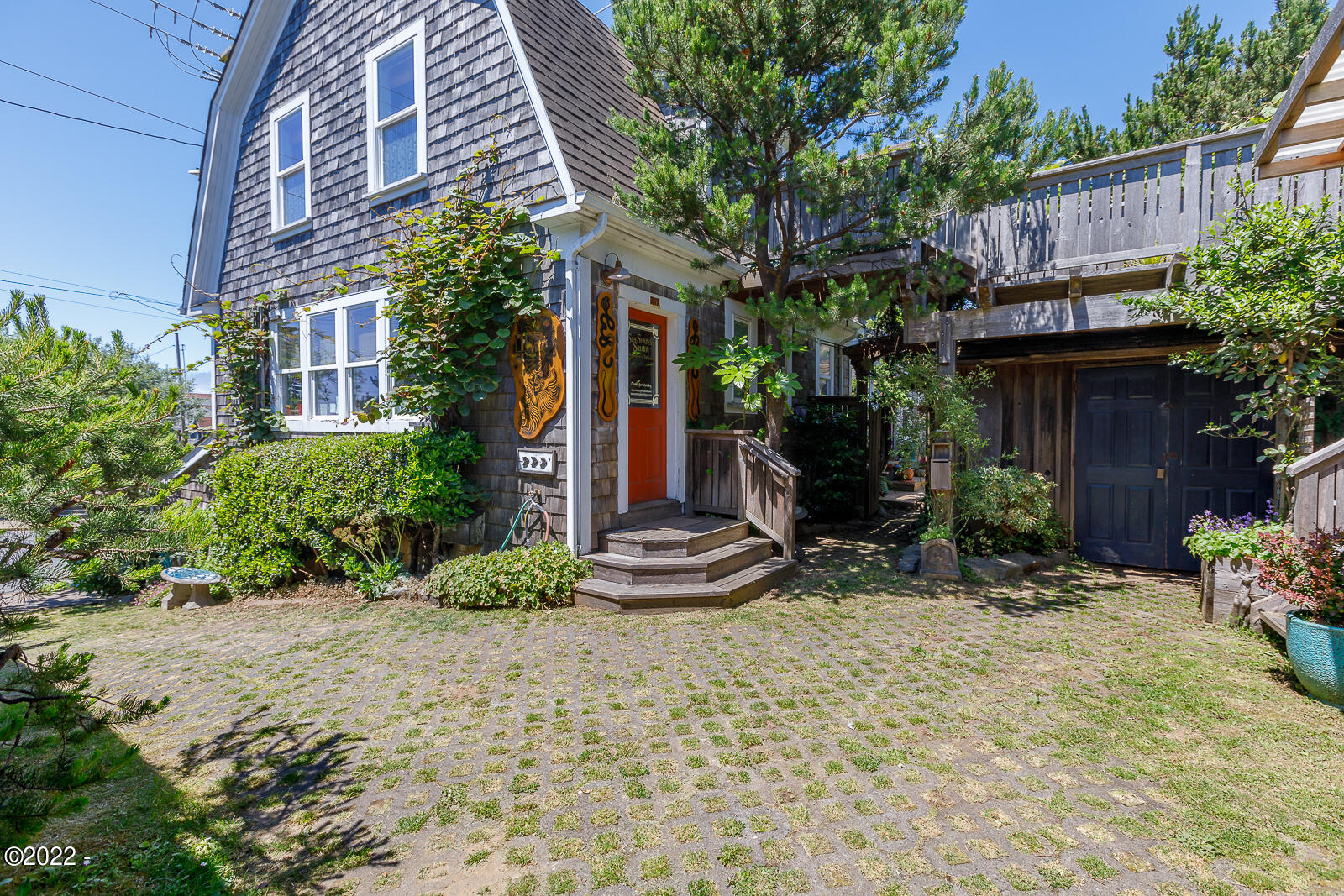 232 NW Coast Street