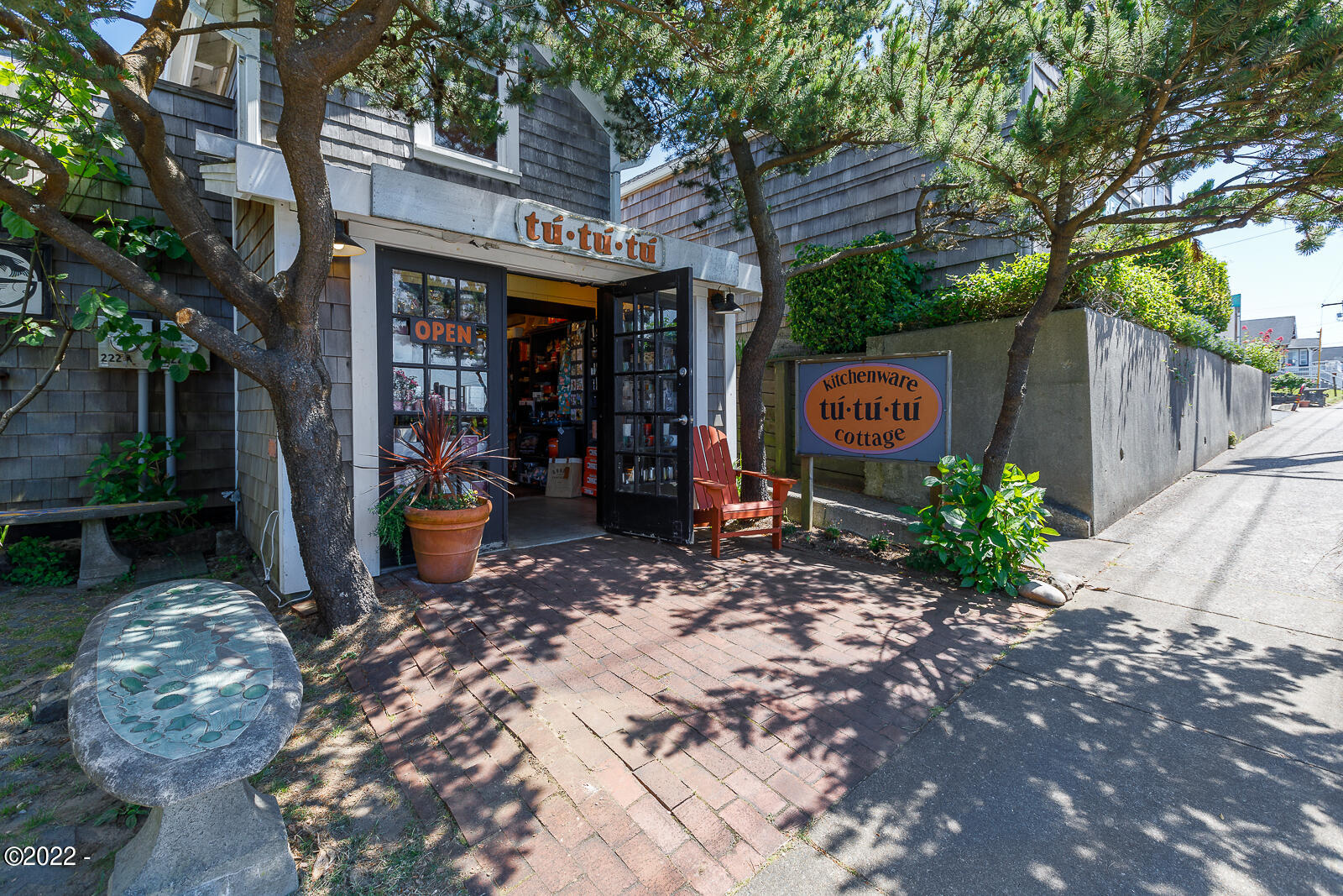 232 NW Coast Street