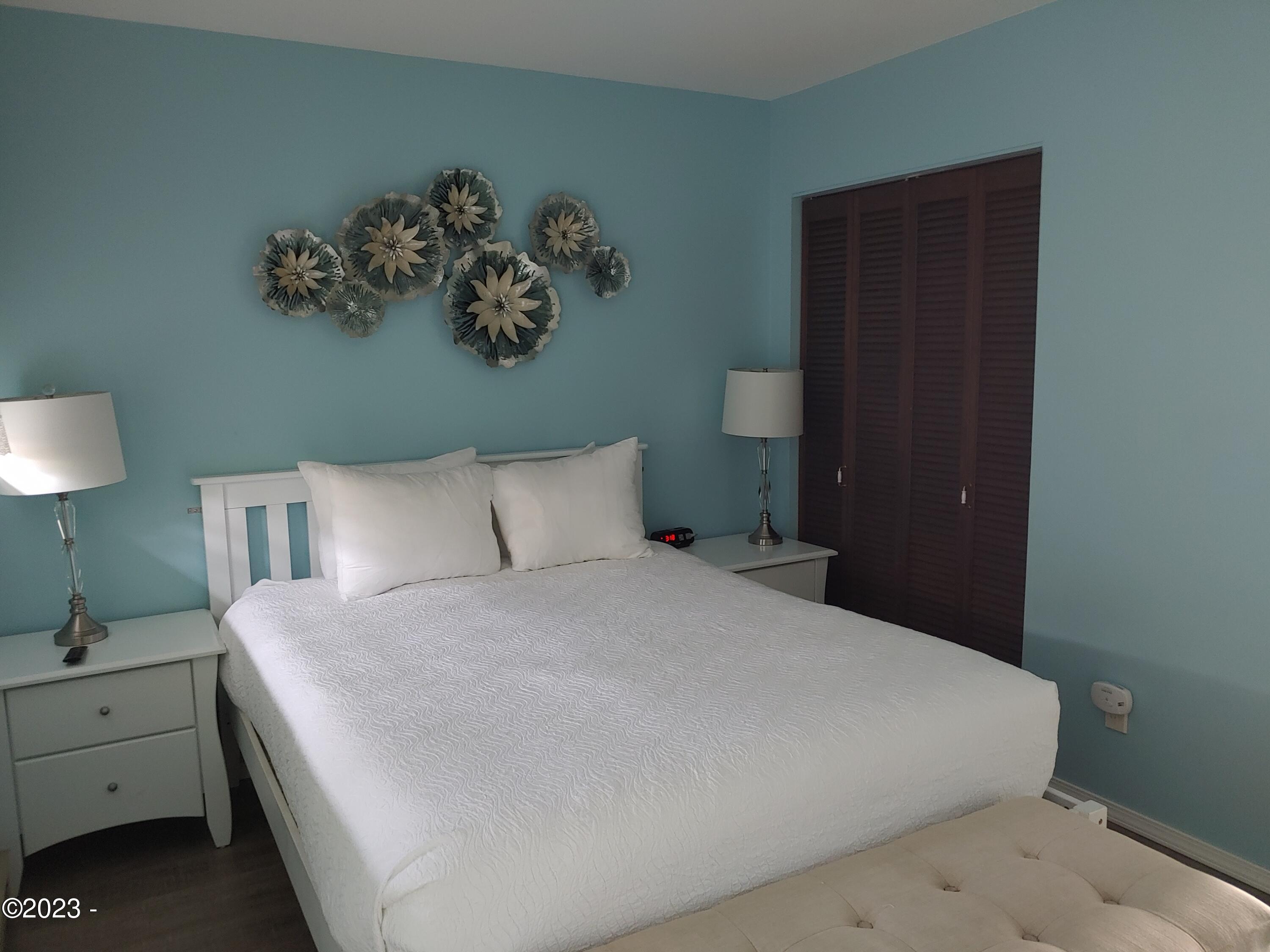 1000 SE Bay Boulevard, 425-426