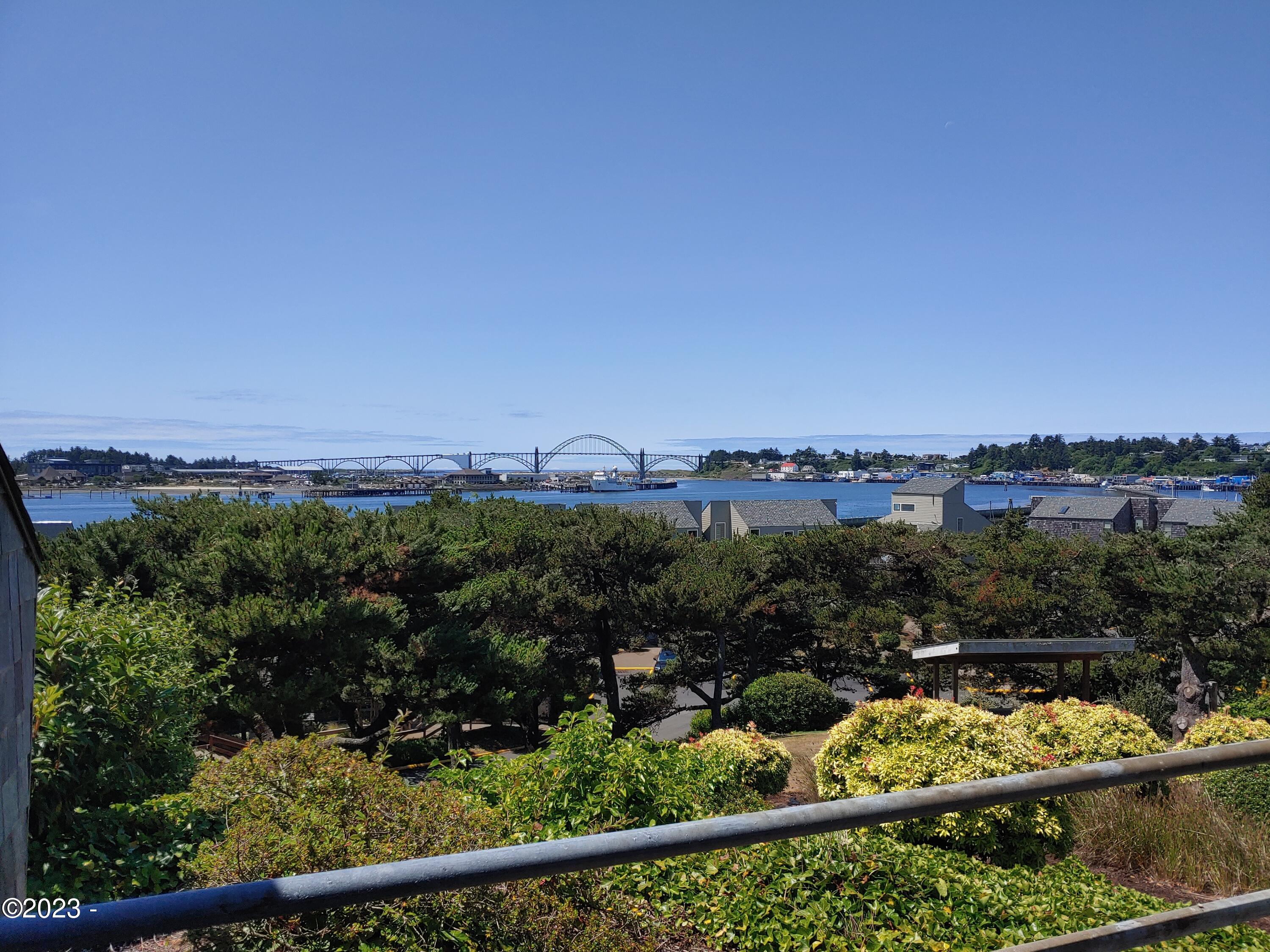 1000 SE Bay Boulevard, 425-426