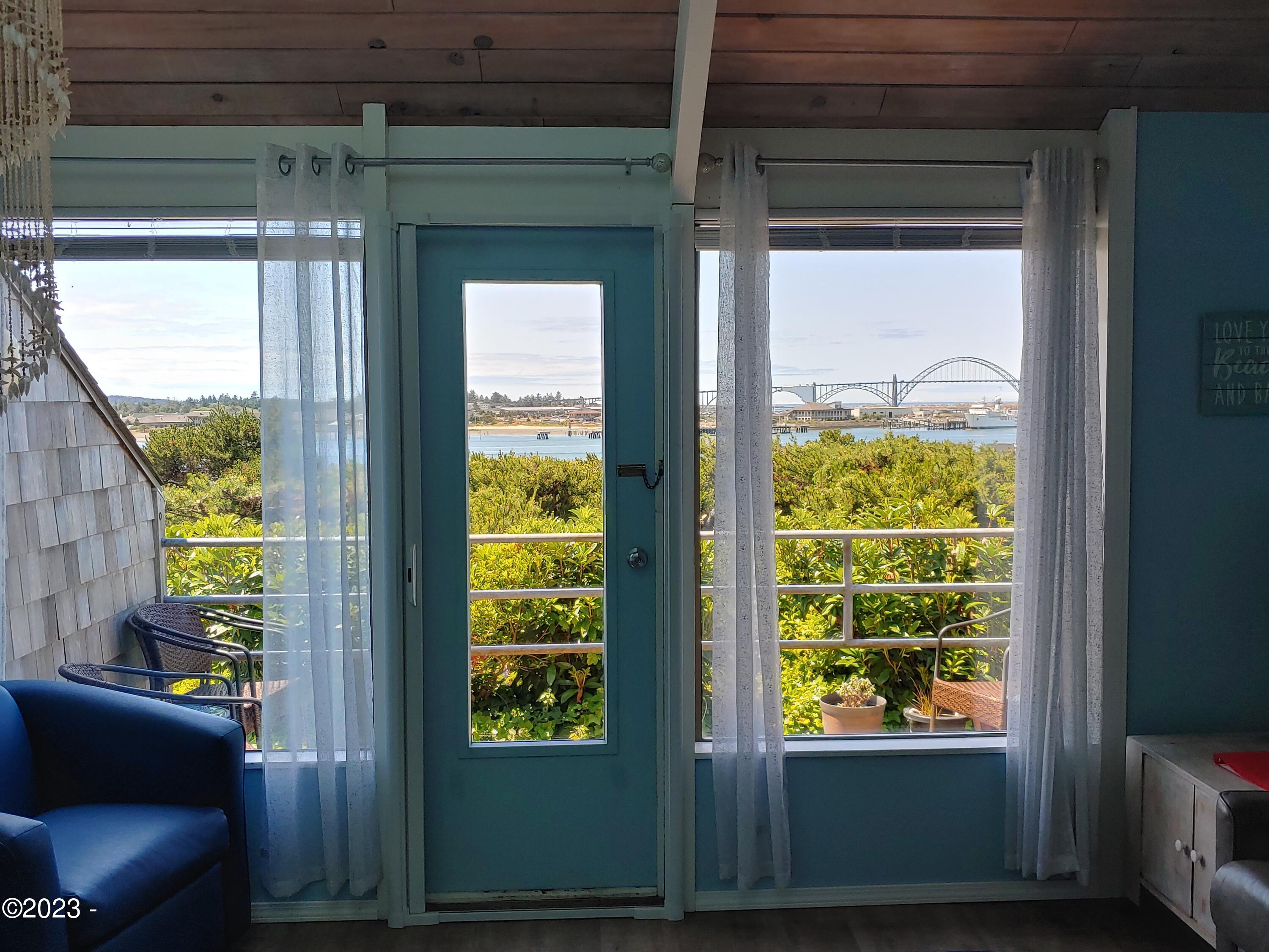 1000 SE Bay Boulevard, 425-426