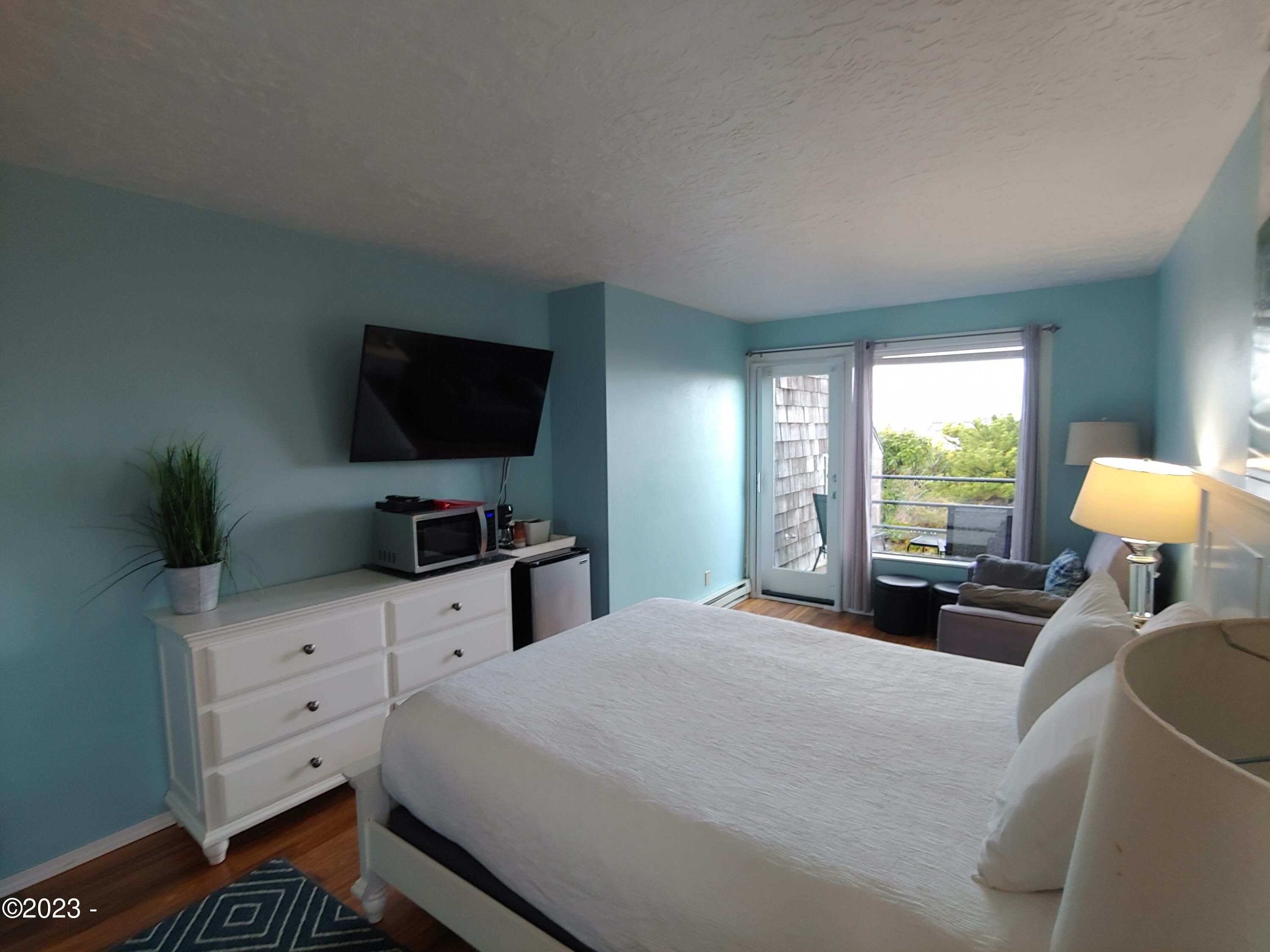 1000 SE Bay Boulevard, 425-426