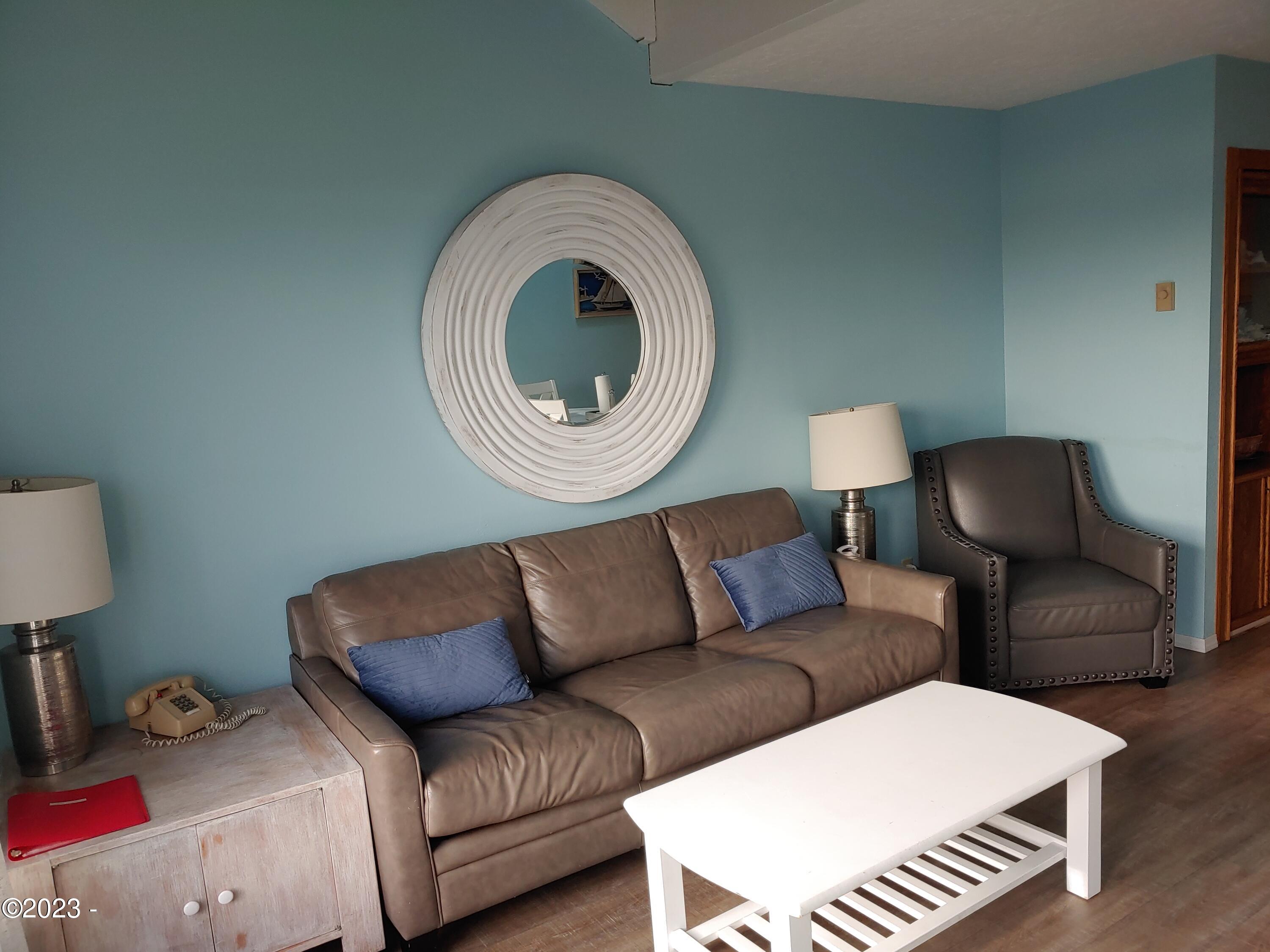 1000 SE Bay Boulevard, 425-426