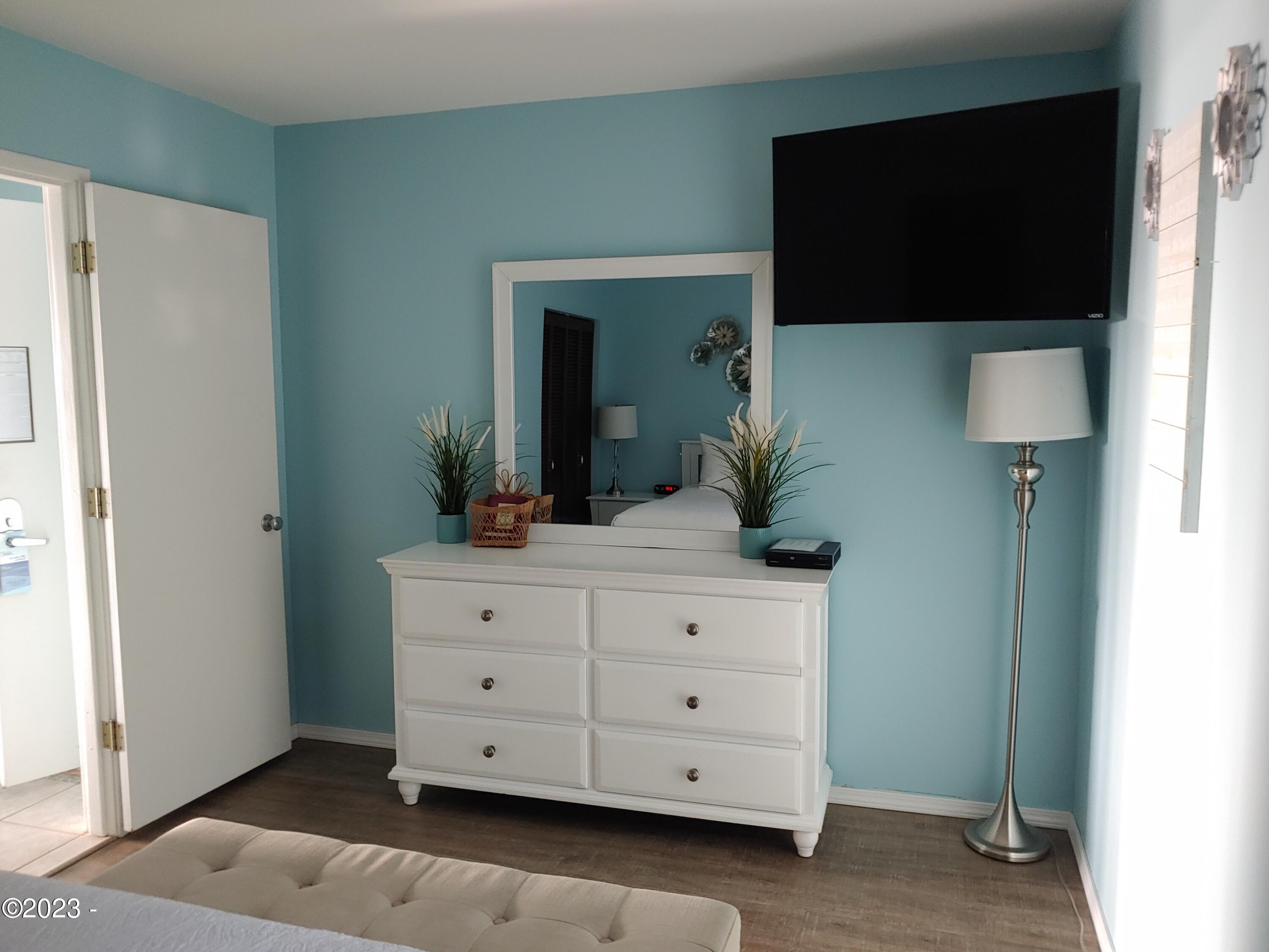 1000 SE Bay Boulevard, 425-426