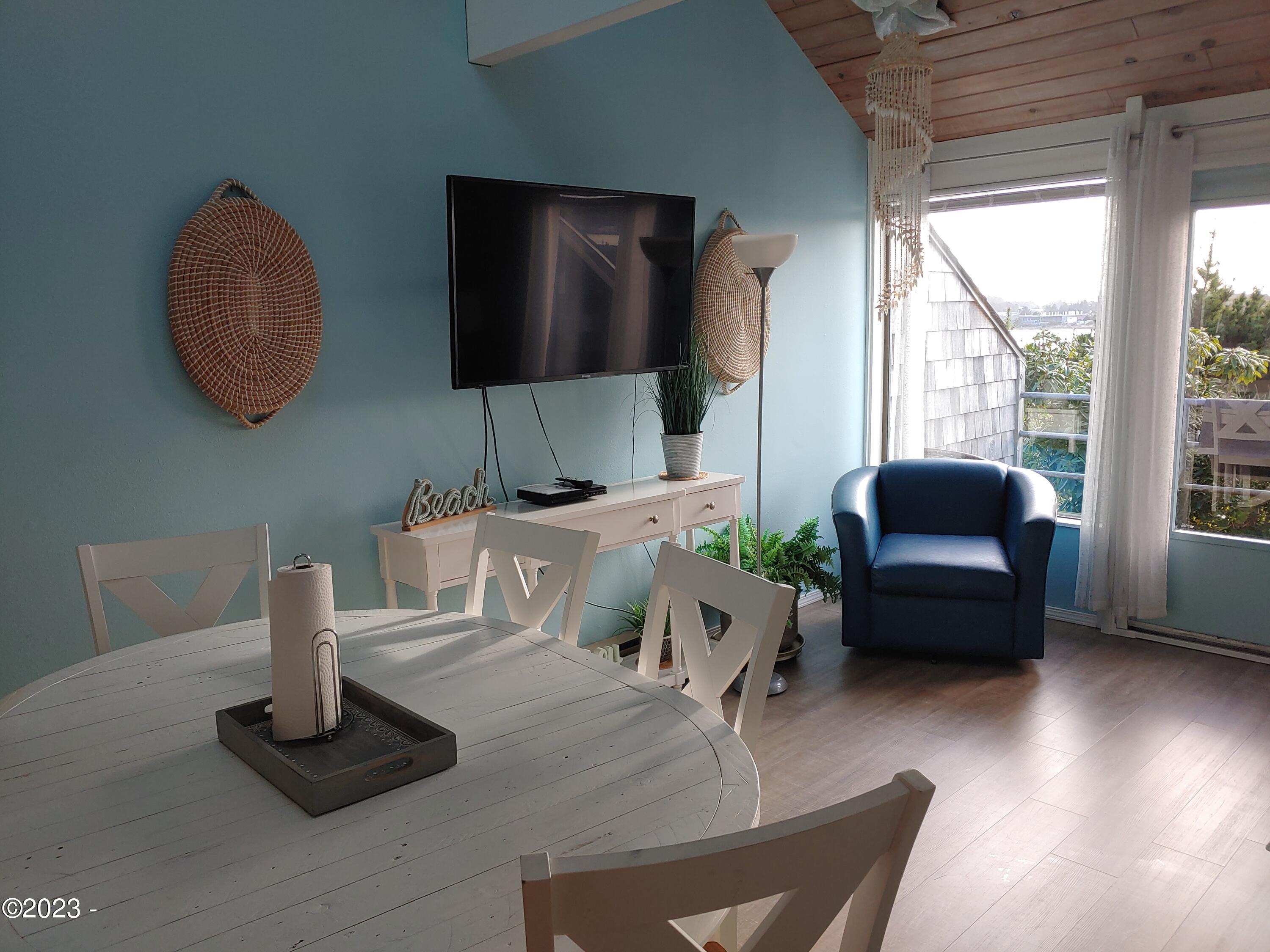 1000 SE Bay Boulevard, 425-426