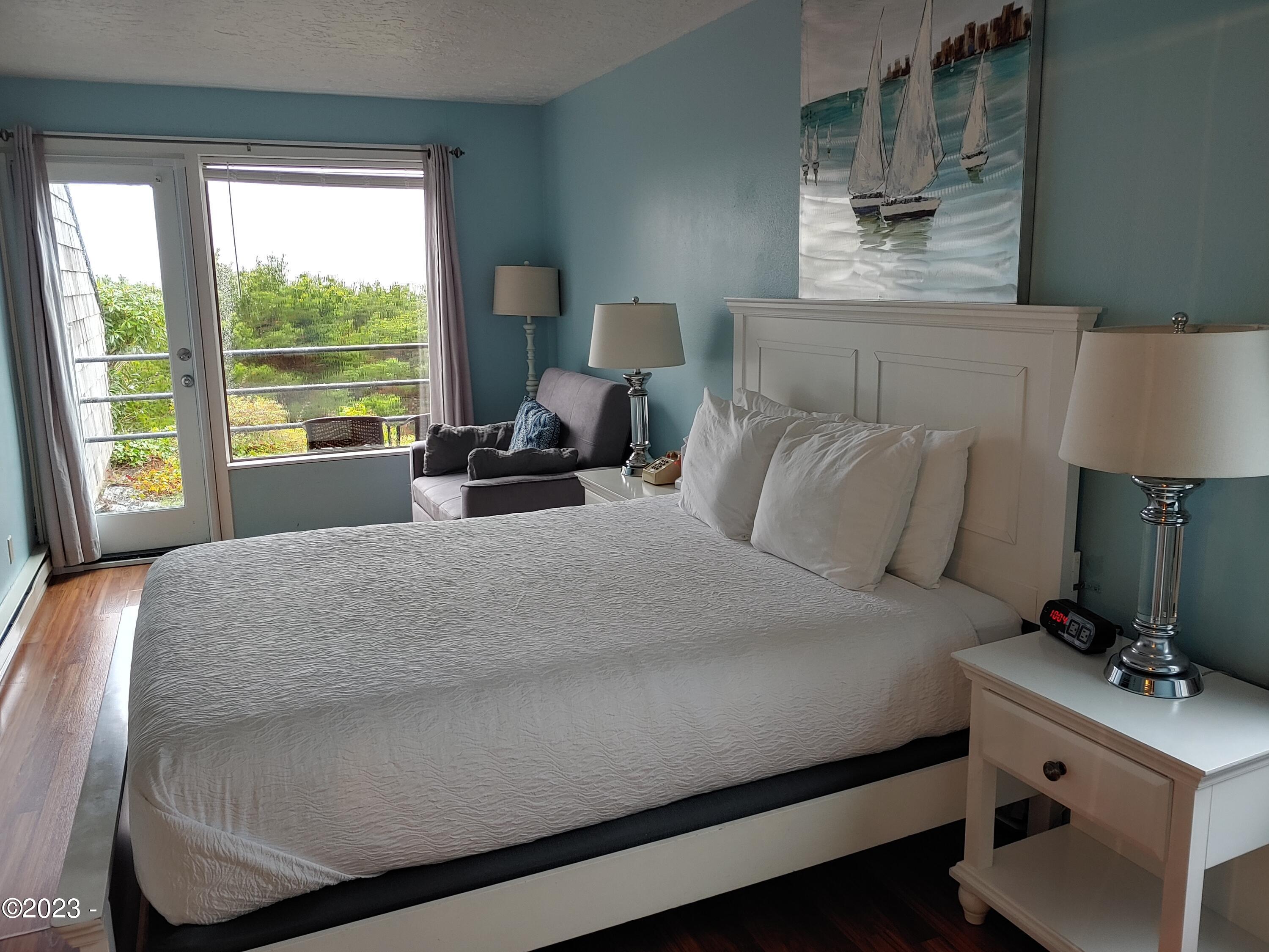 1000 SE Bay Boulevard, 425-426