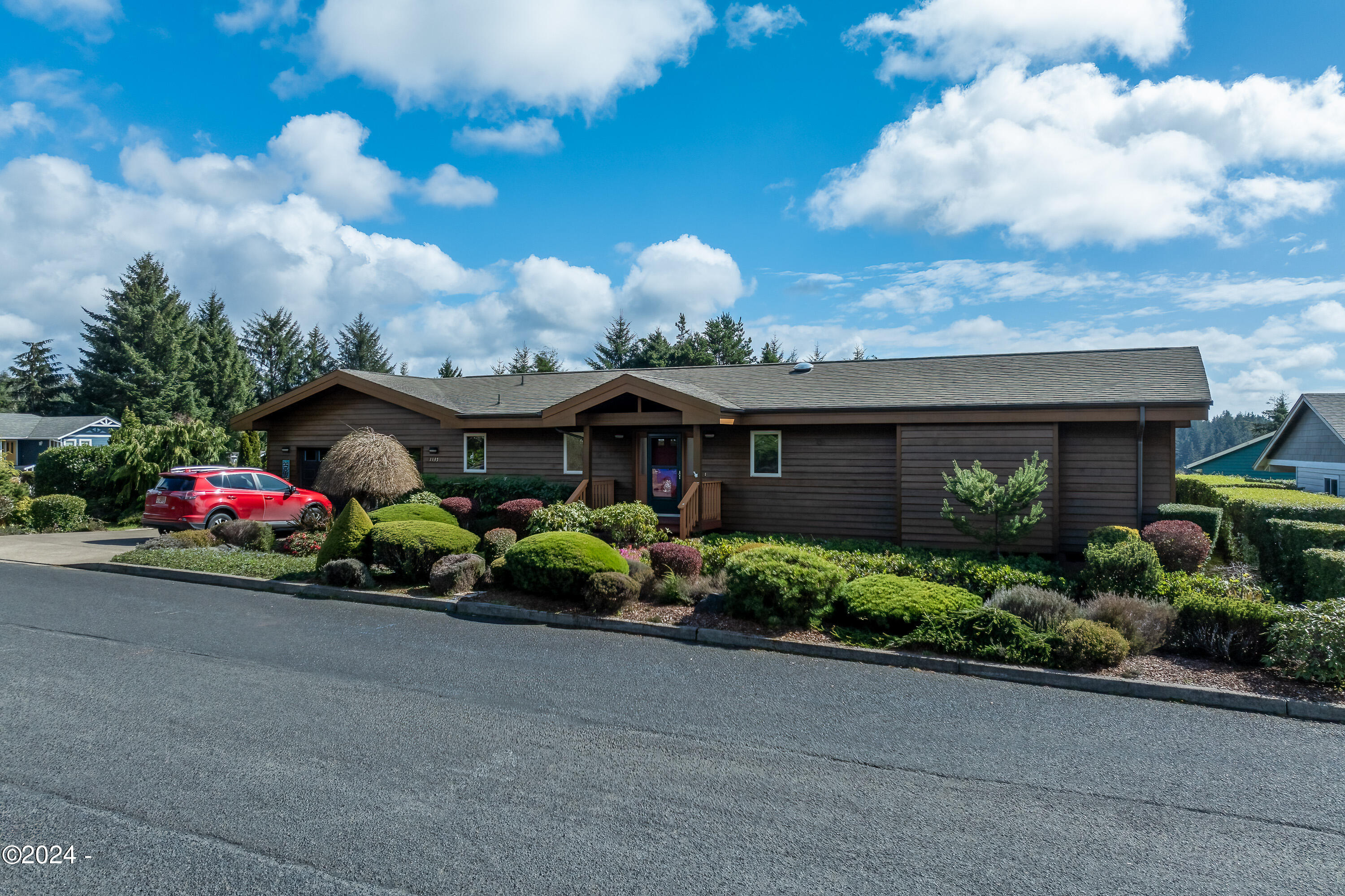 1135 NE Lakewood Drive