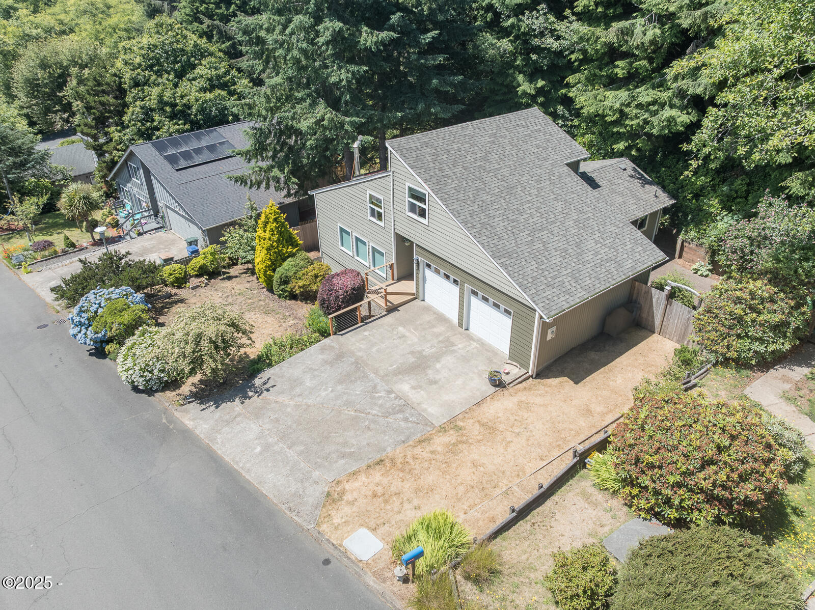 901 NE Lakewood Drive