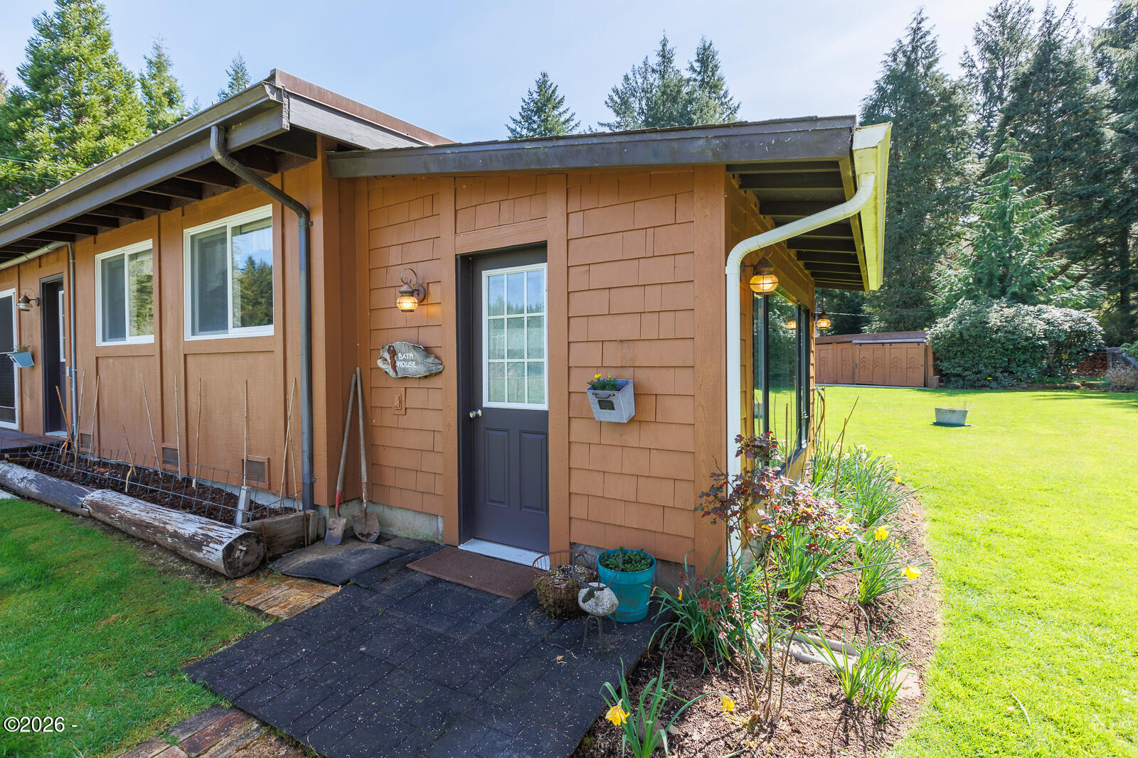 871 Old River Road NE