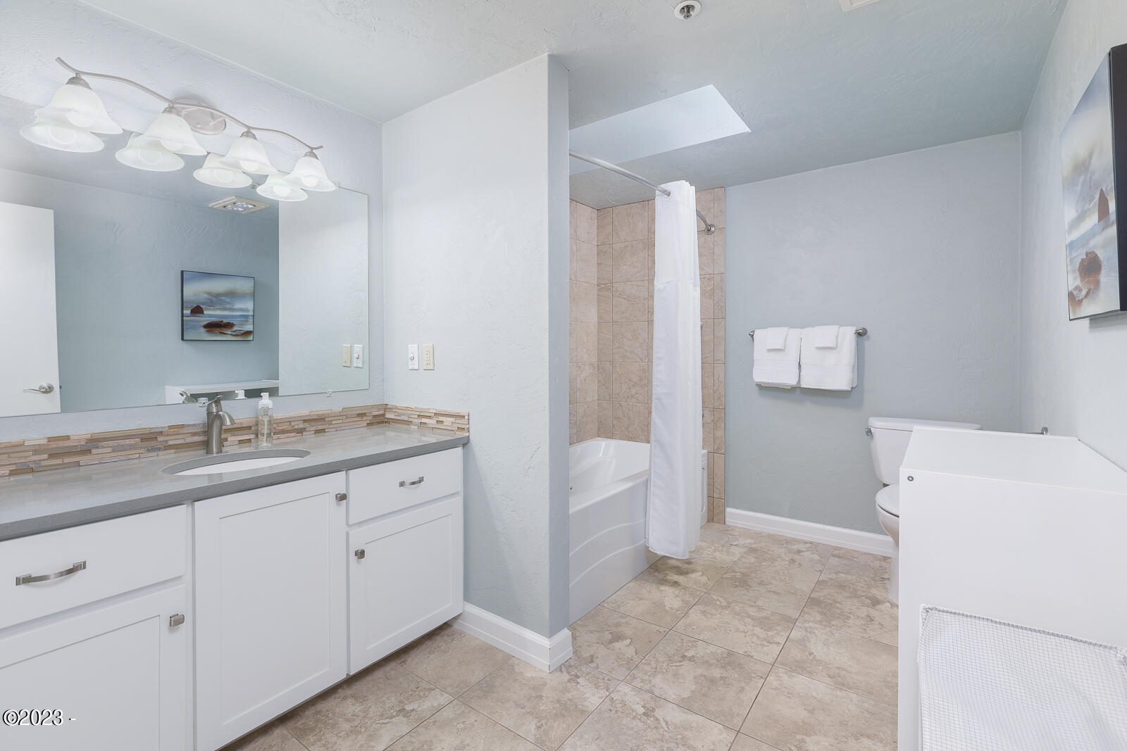 507 NW Alpine Street, 303