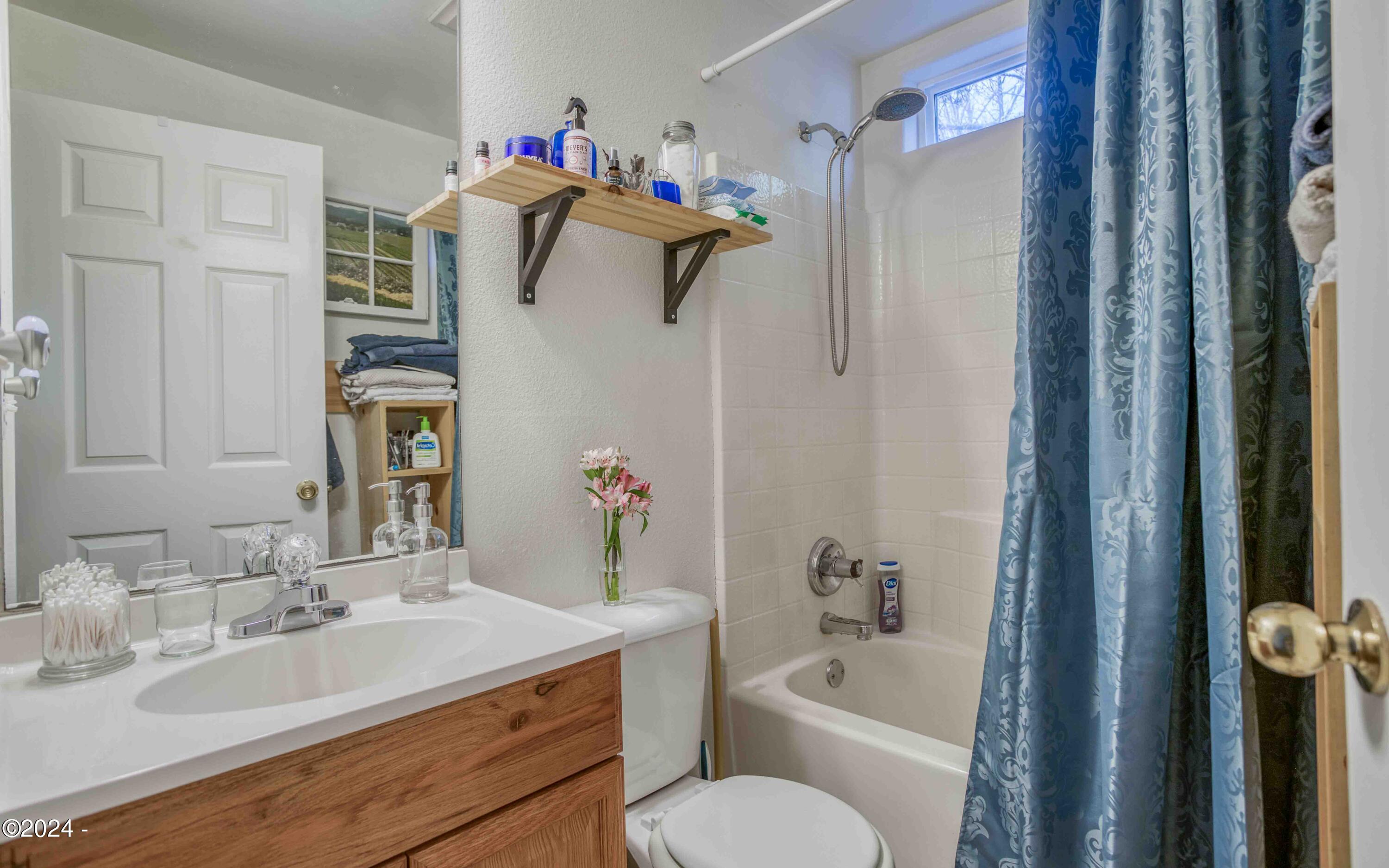 127 NE Shore Pine Court