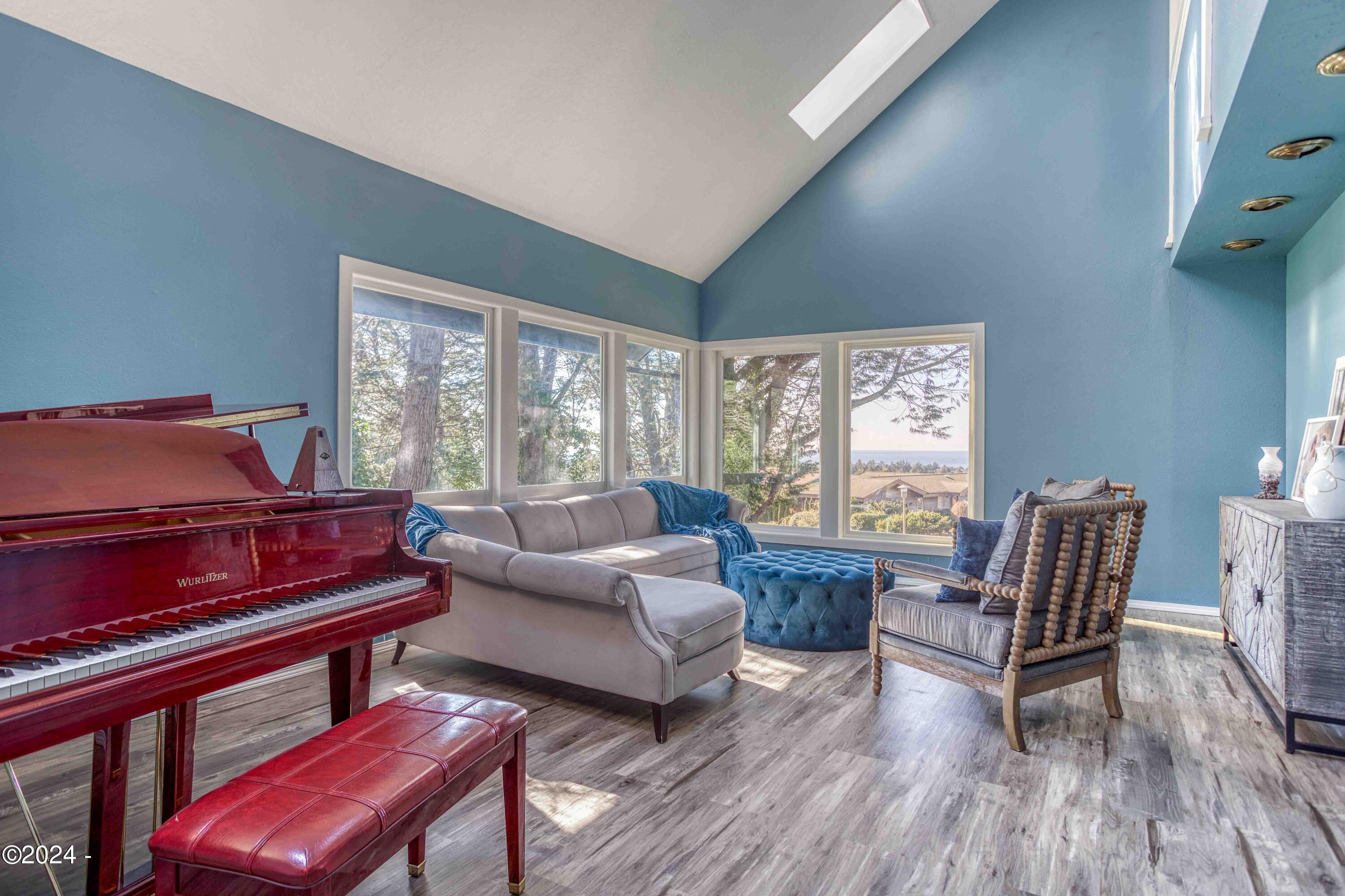 1110 NE Lakewood Drive