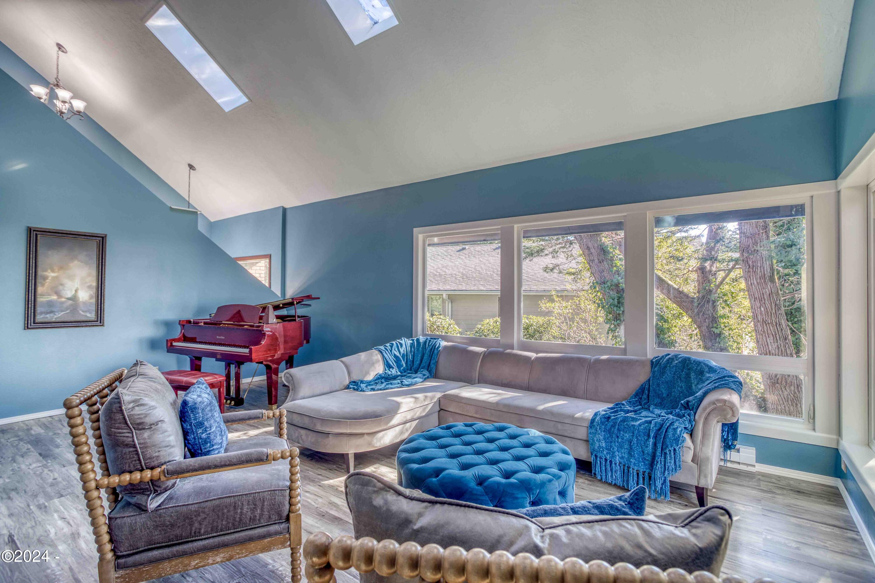 1110 NE Lakewood Drive