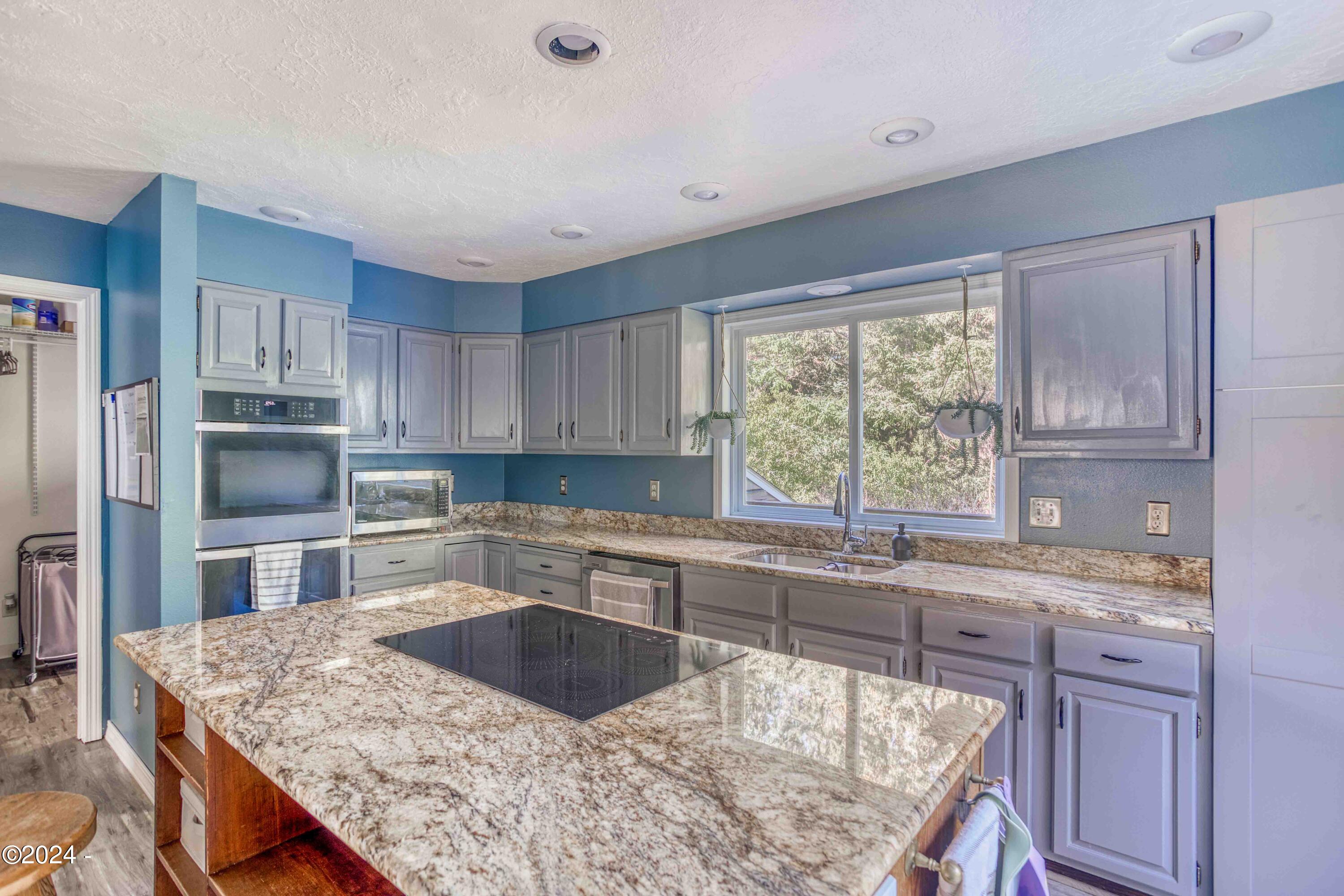 1110 NE Lakewood Drive