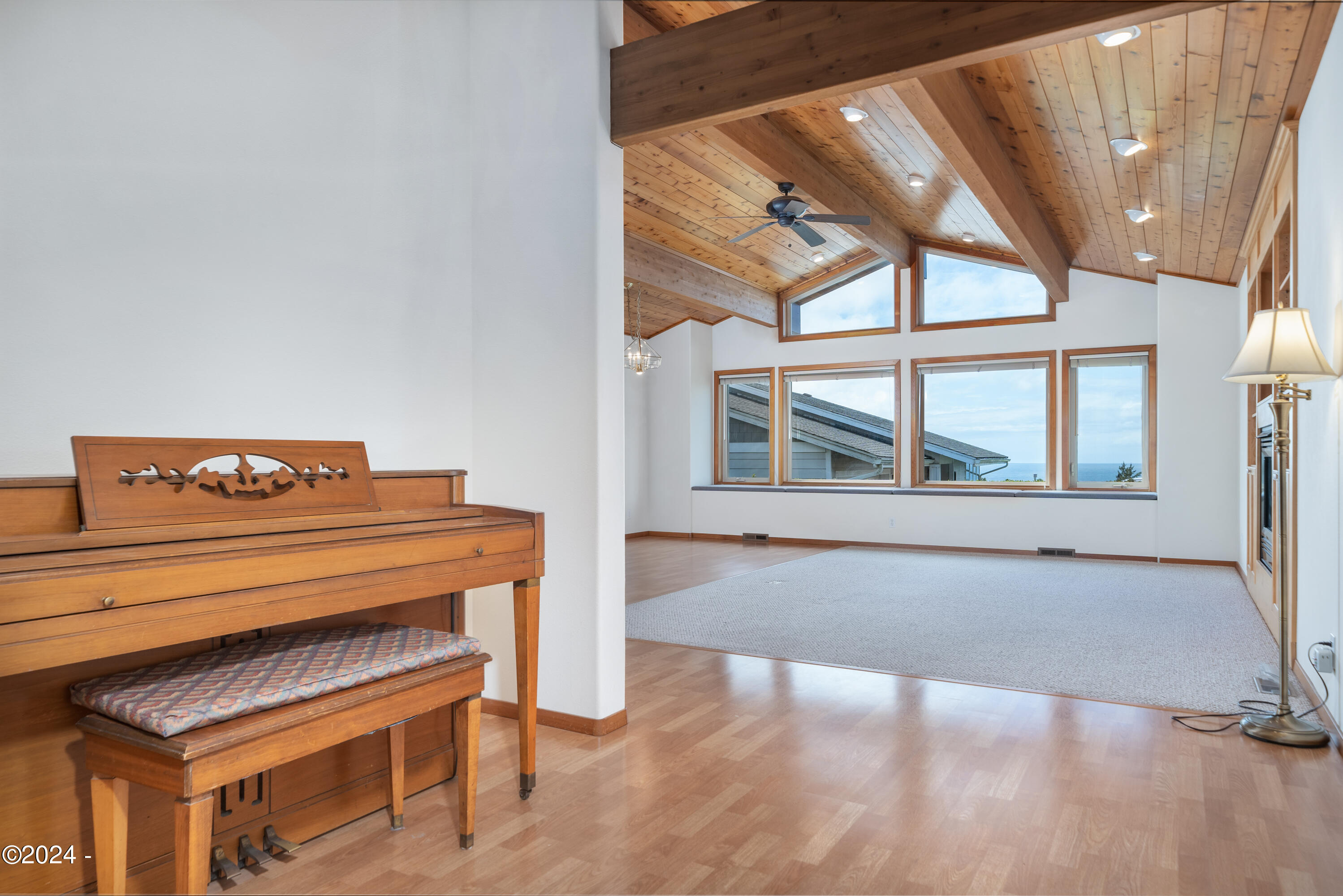 1135 NE Lakewood Drive