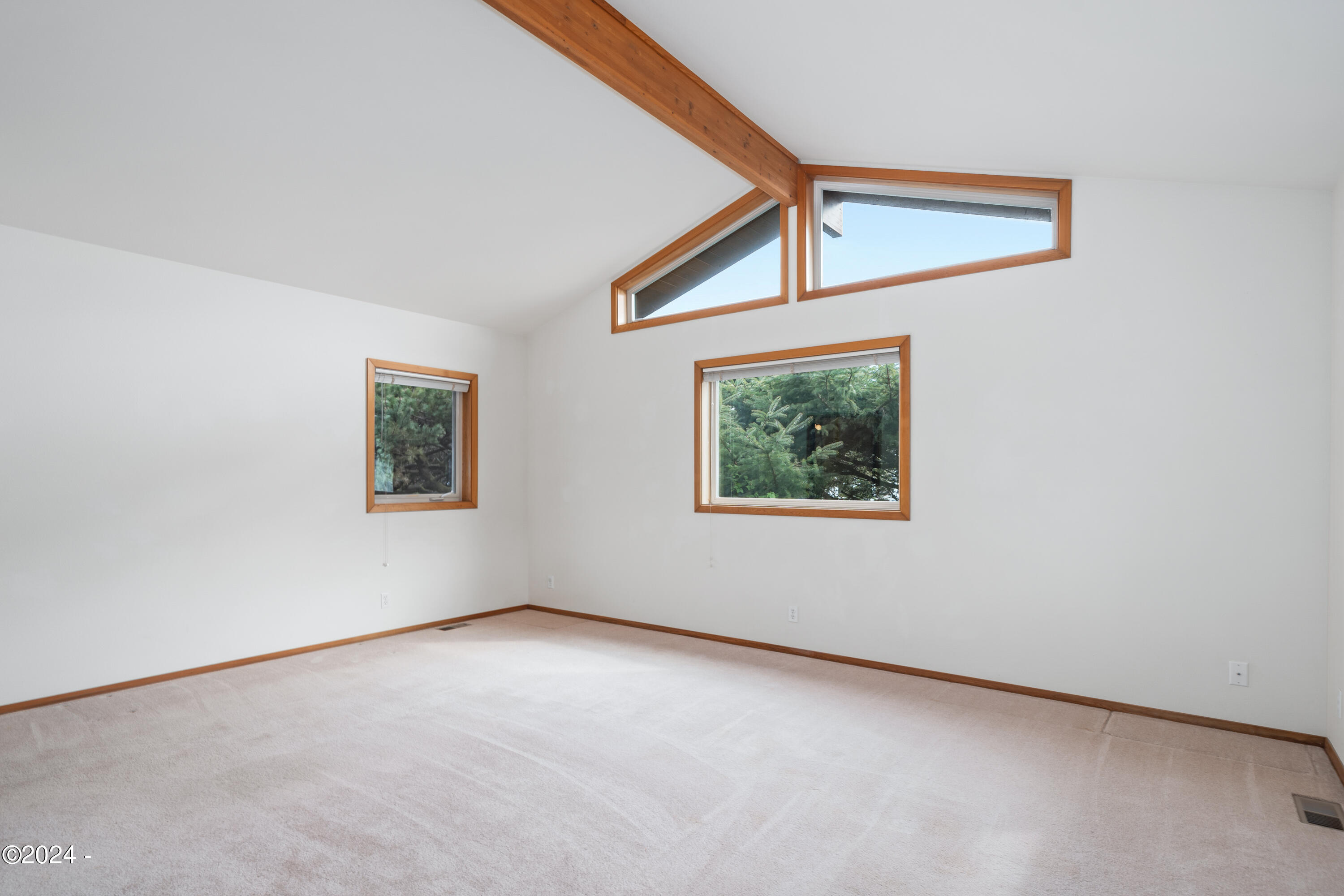 1135 NE Lakewood Drive