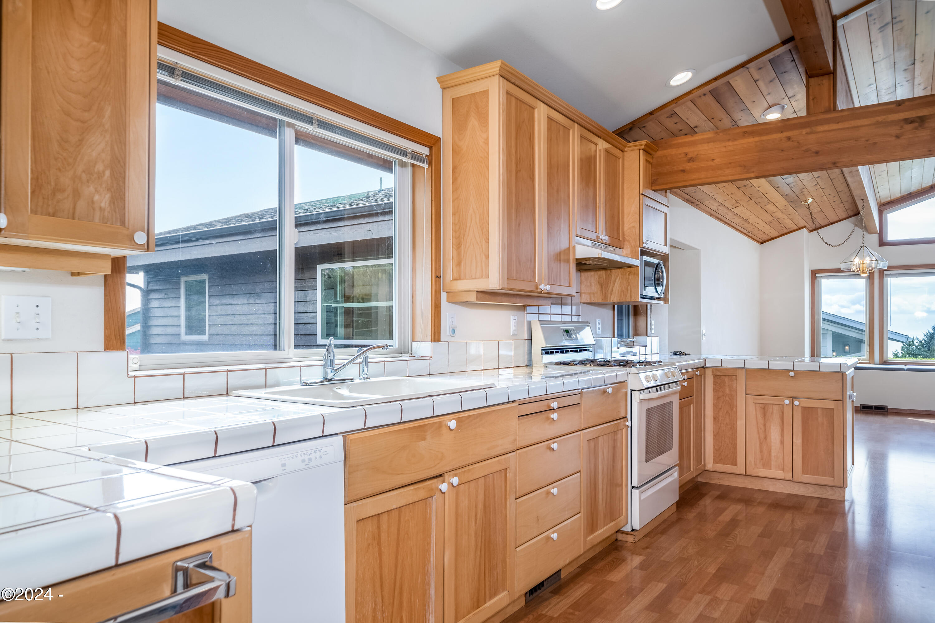 1135 NE Lakewood Drive