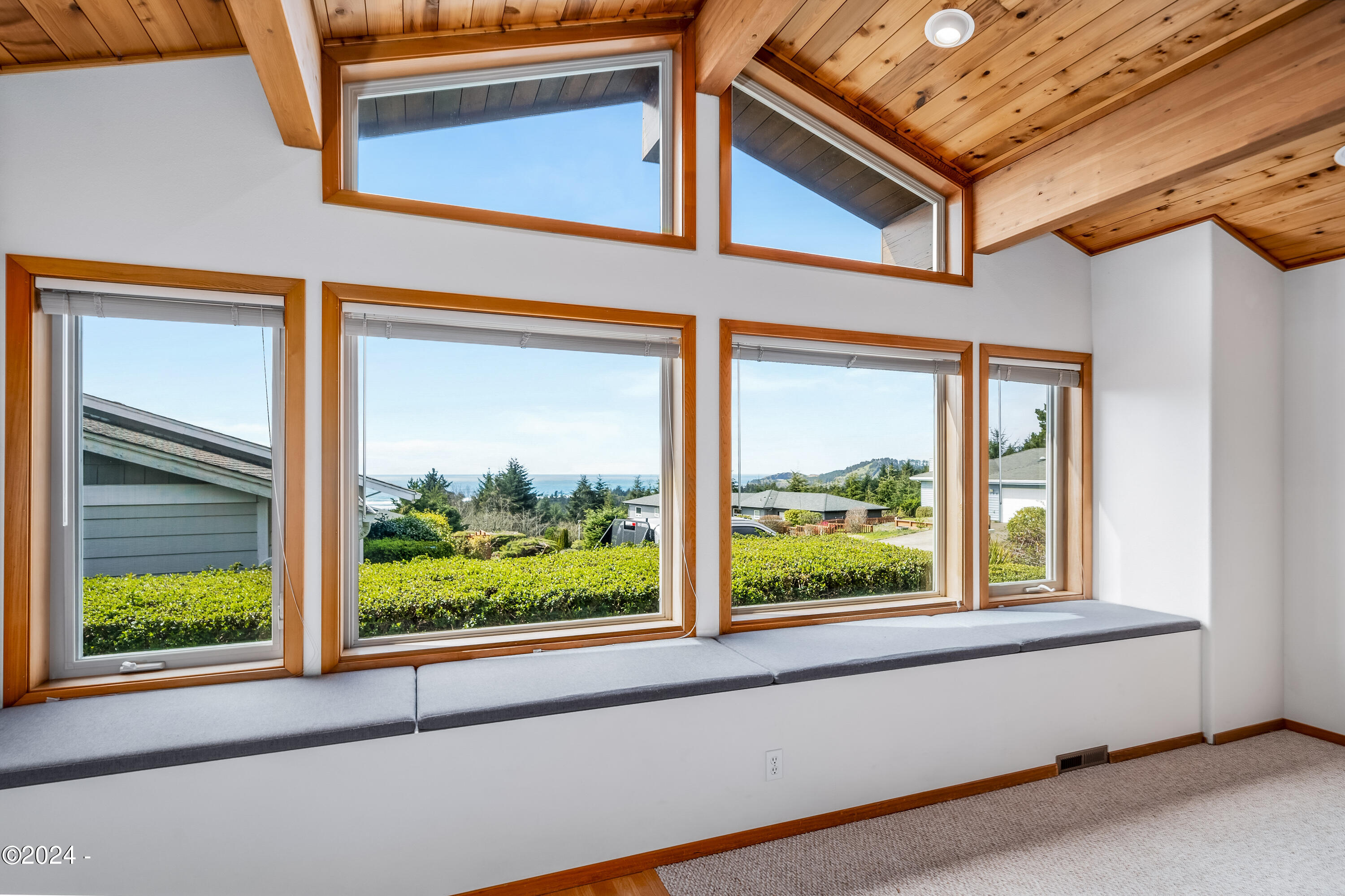 1135 NE Lakewood Drive