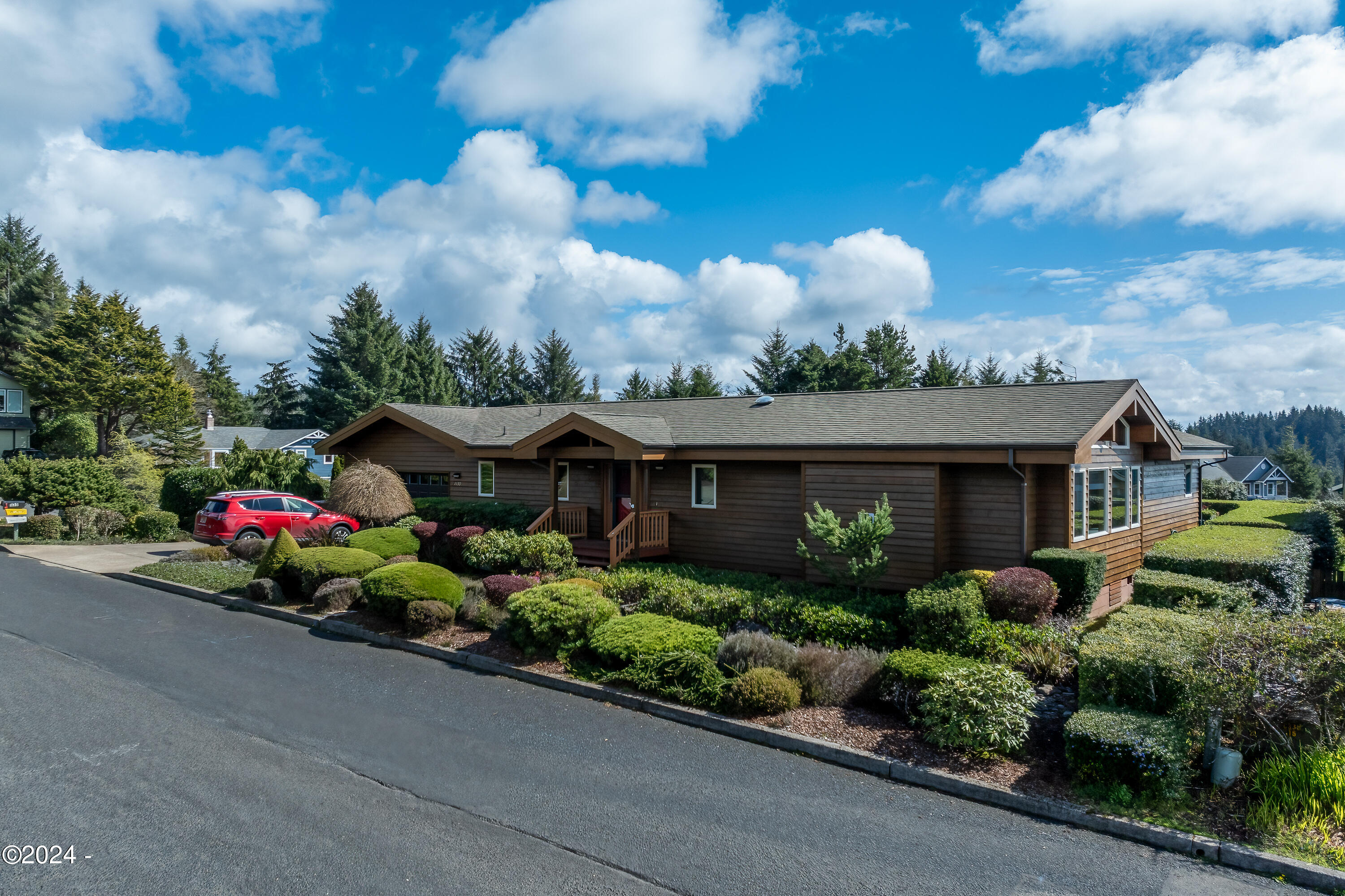 1135 NE Lakewood Drive