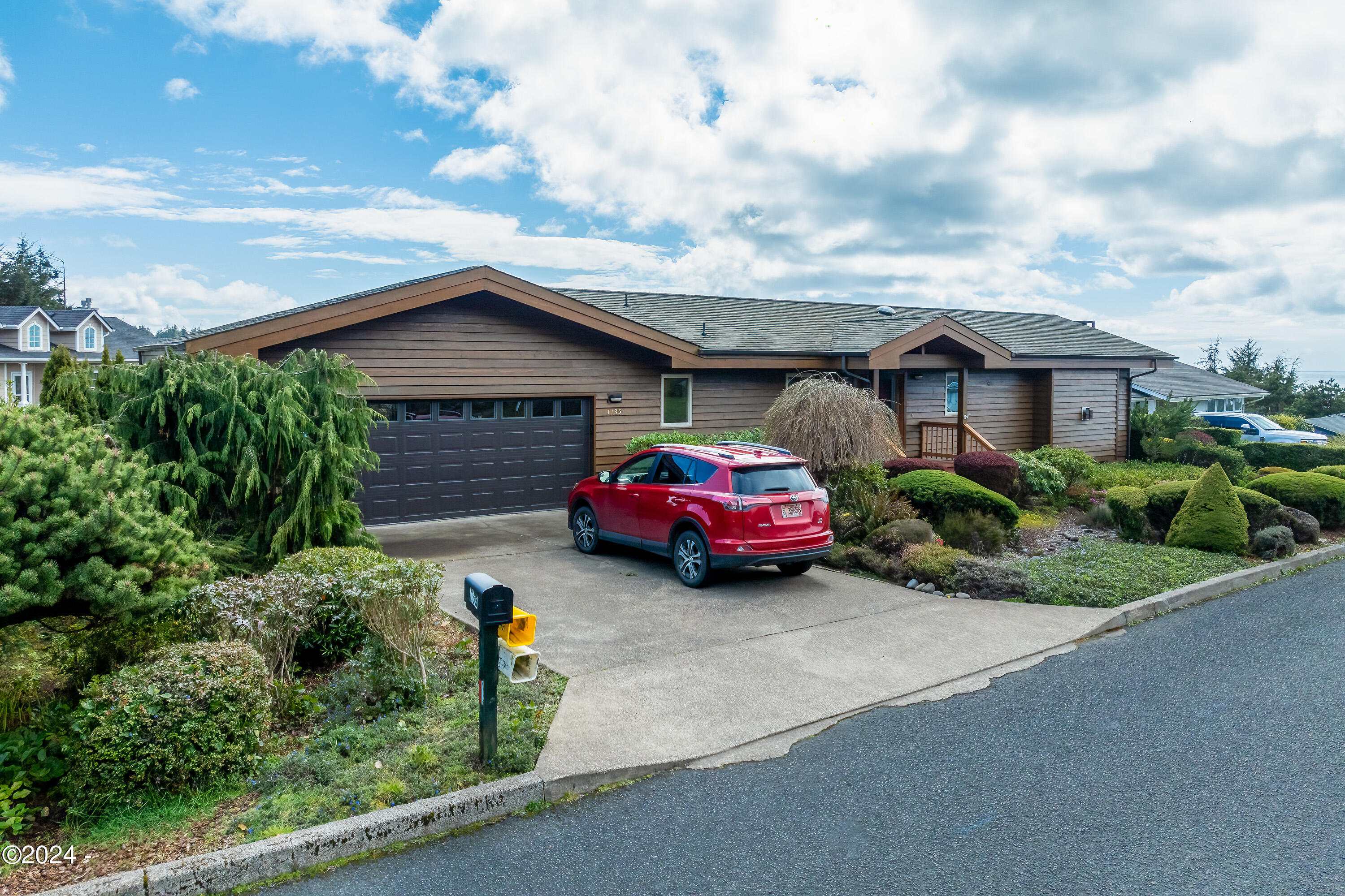 1135 NE Lakewood Drive