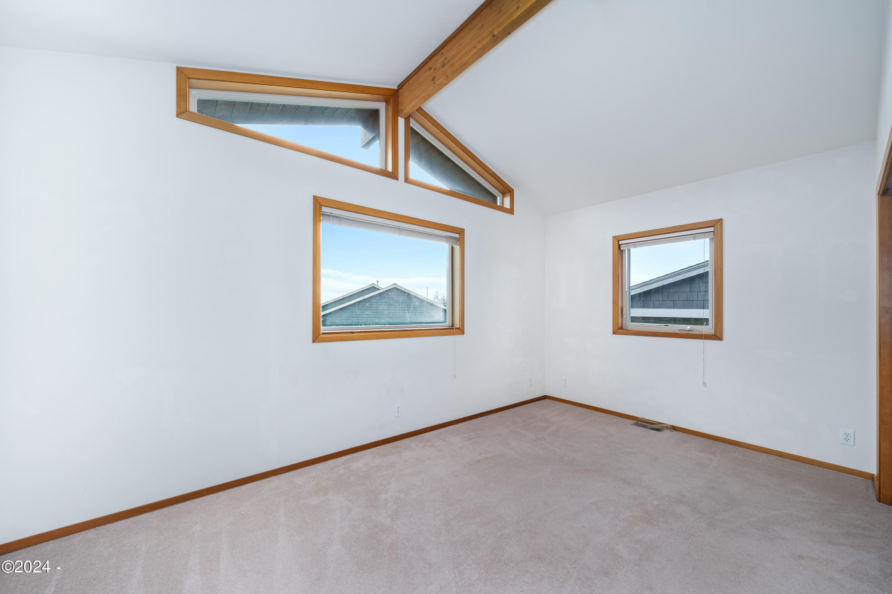 1135 NE Lakewood Drive