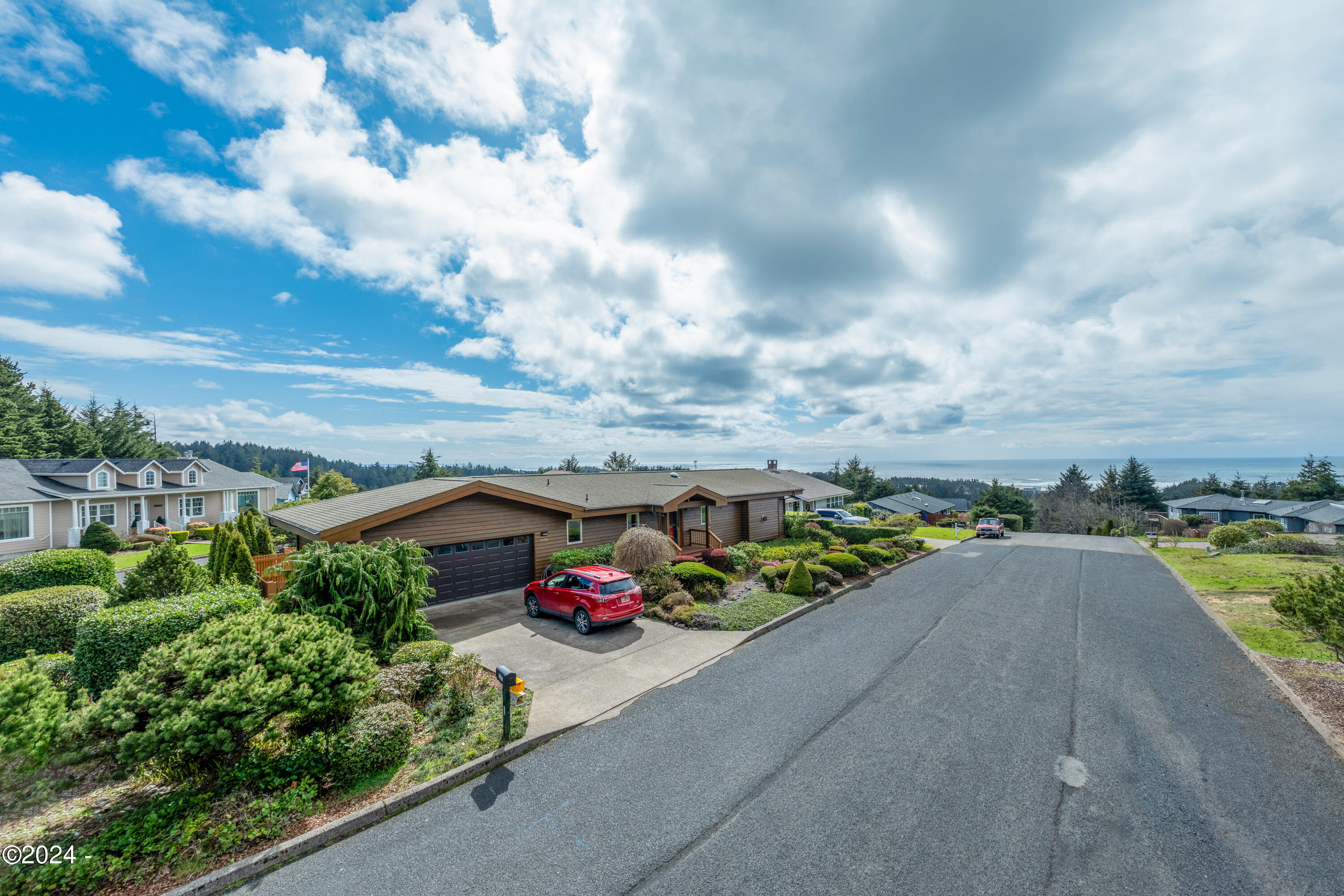 1135 NE Lakewood Drive