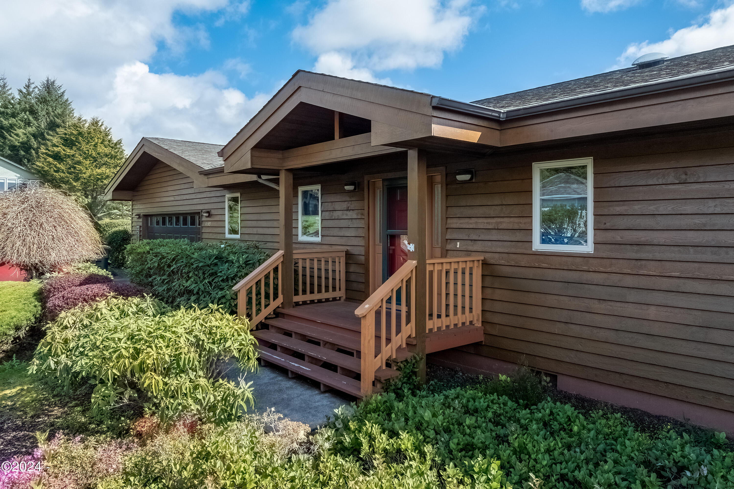 1135 NE Lakewood Drive