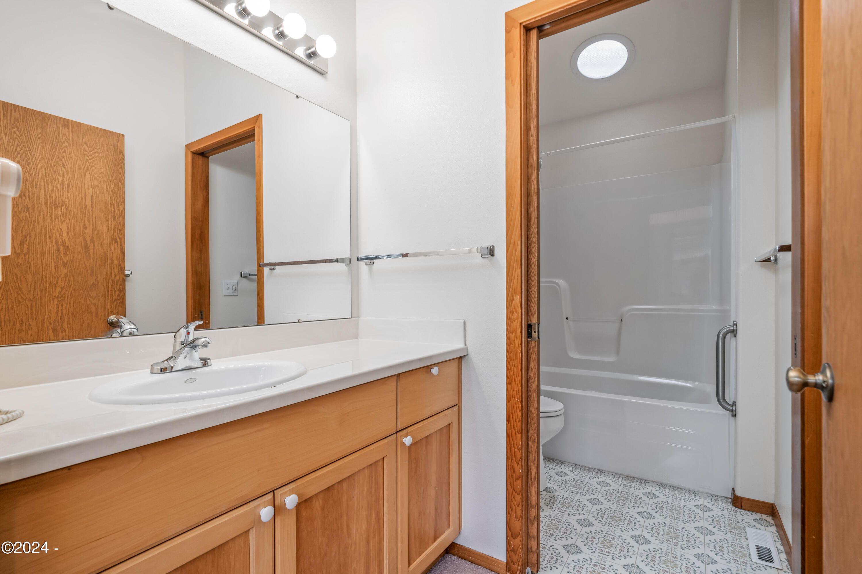 1135 NE Lakewood Drive