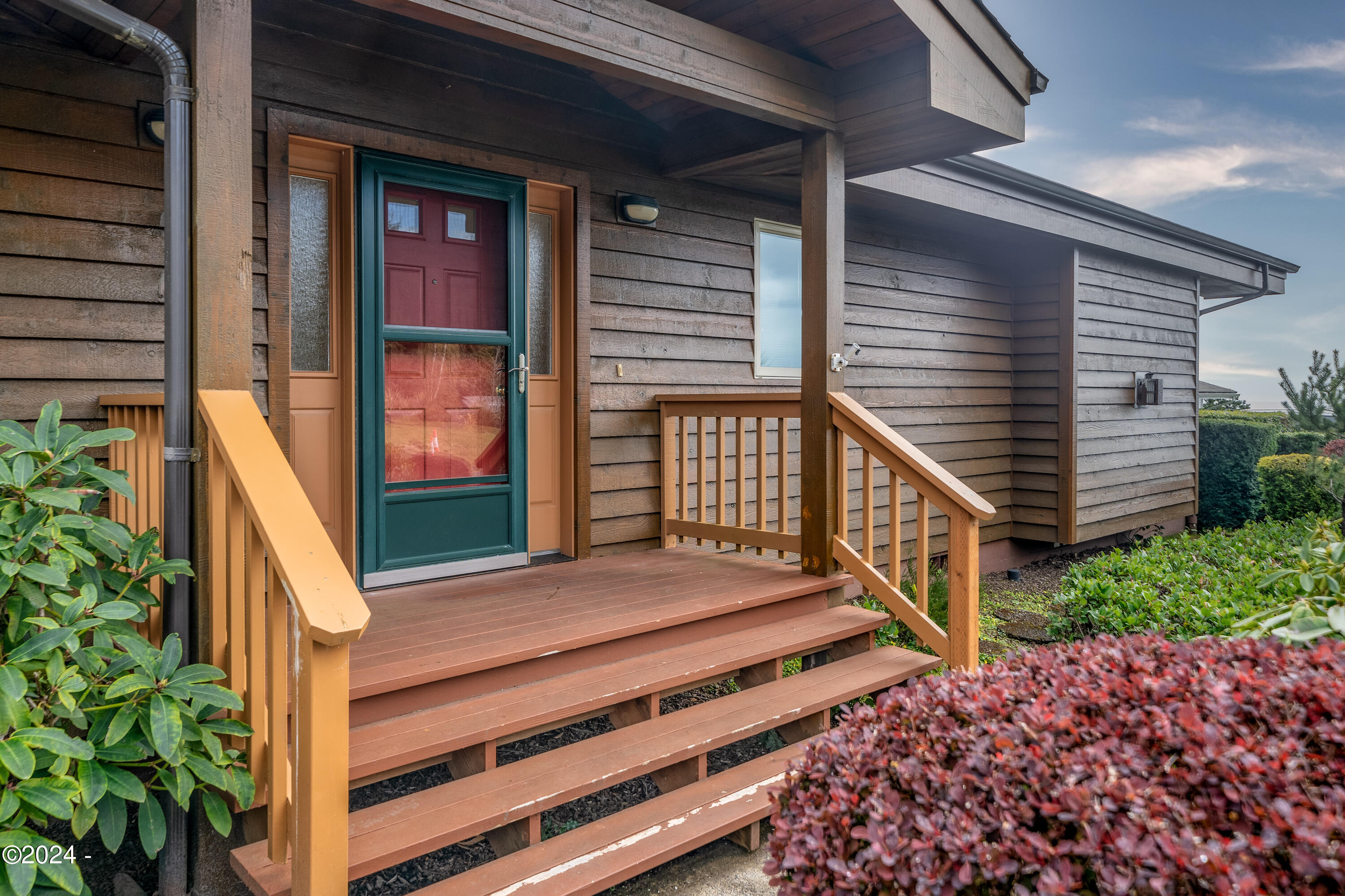 1135 NE Lakewood Drive