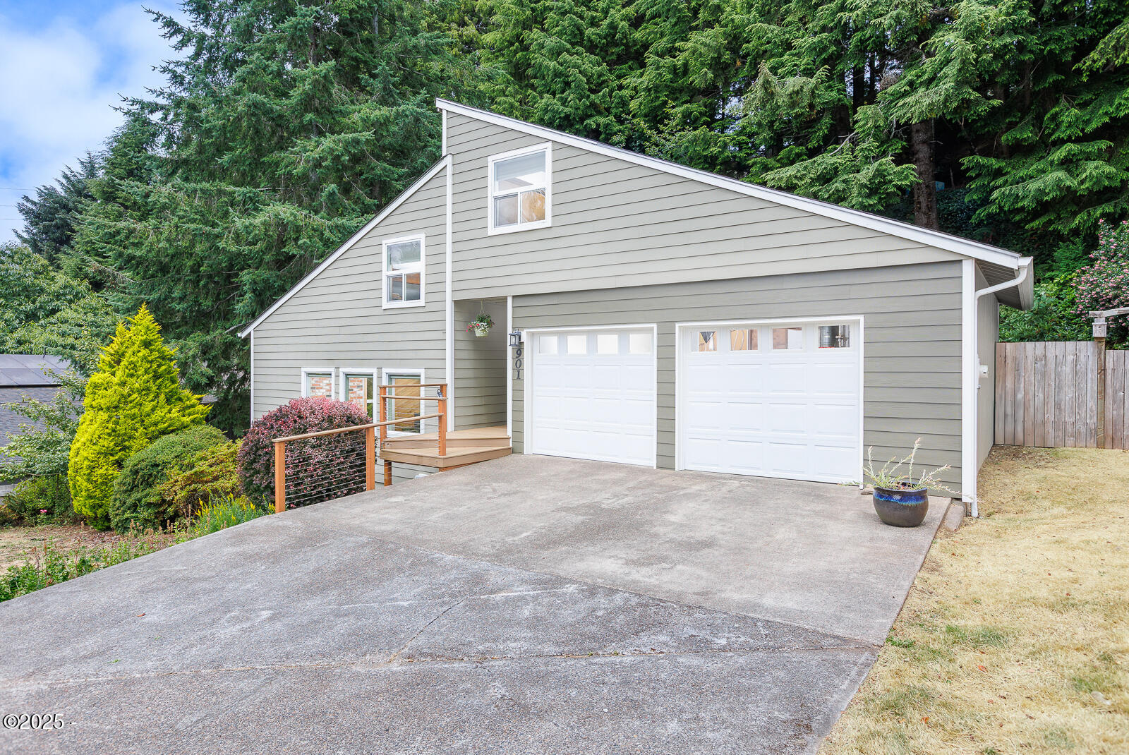 901 NE Lakewood Drive