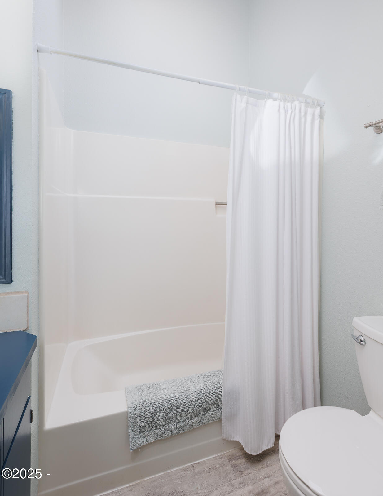 901 NE Lakewood Drive