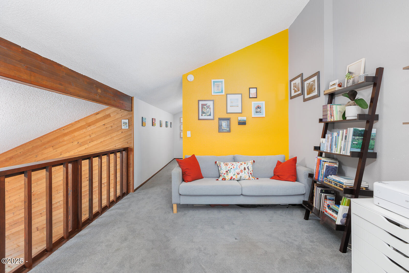 901 NE Lakewood Drive