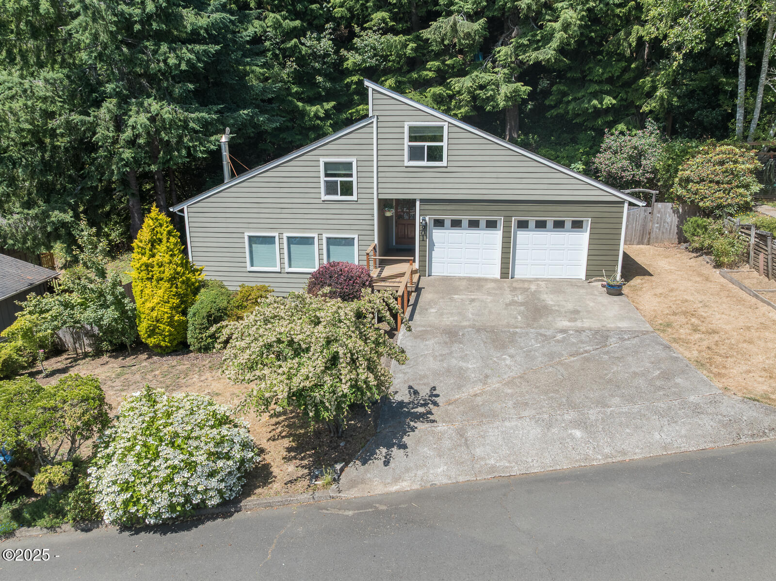 901 NE Lakewood Drive