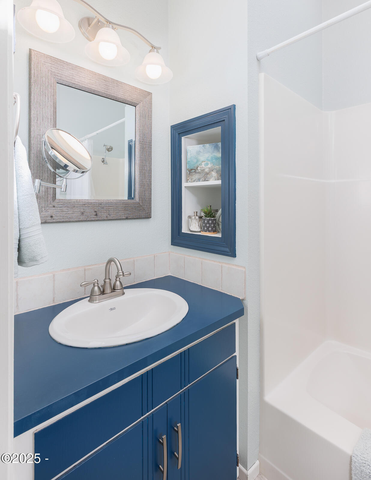 901 NE Lakewood Drive