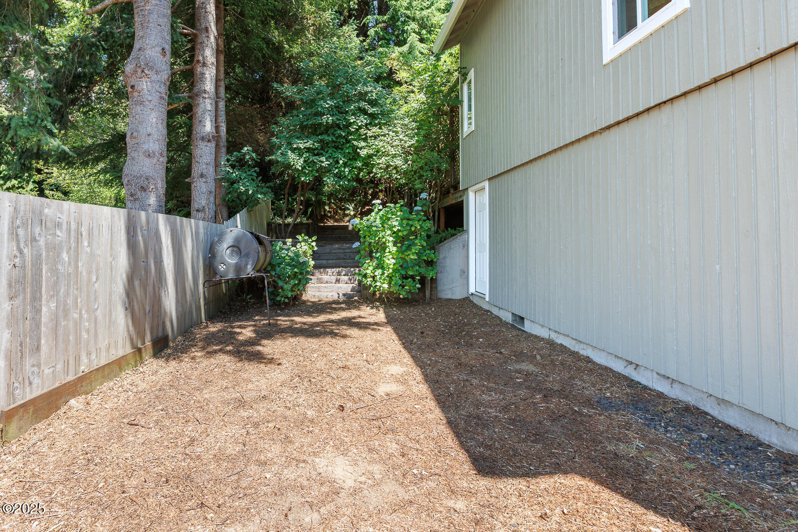 901 NE Lakewood Drive