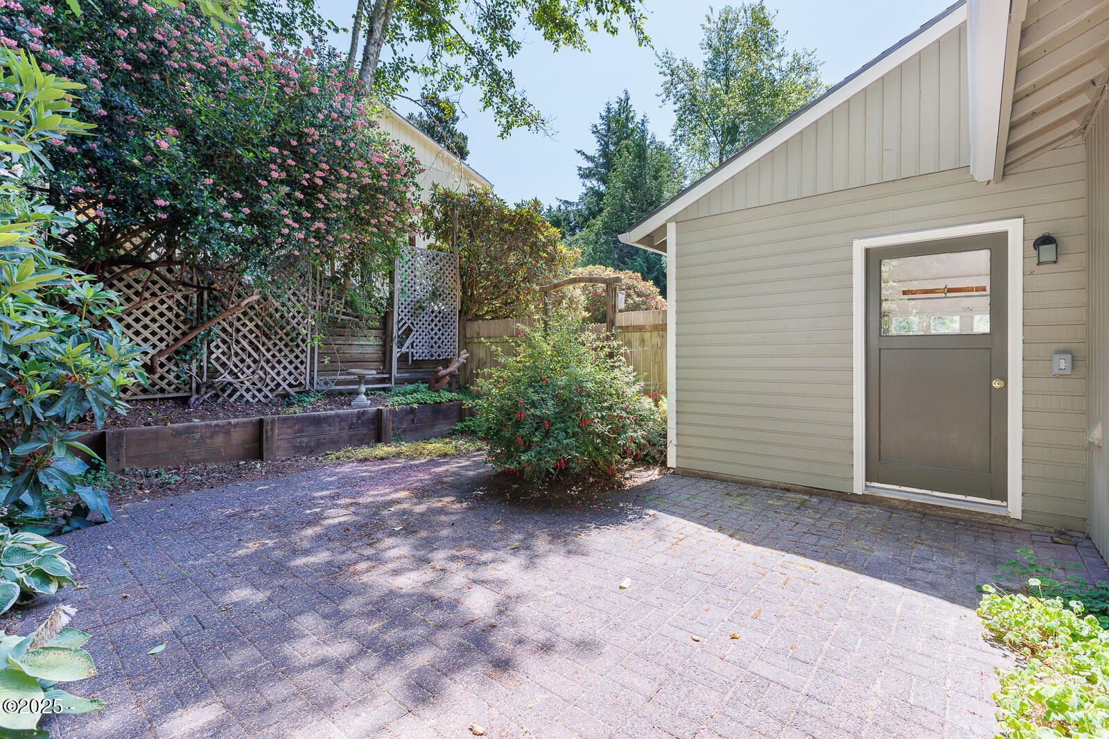 901 NE Lakewood Drive