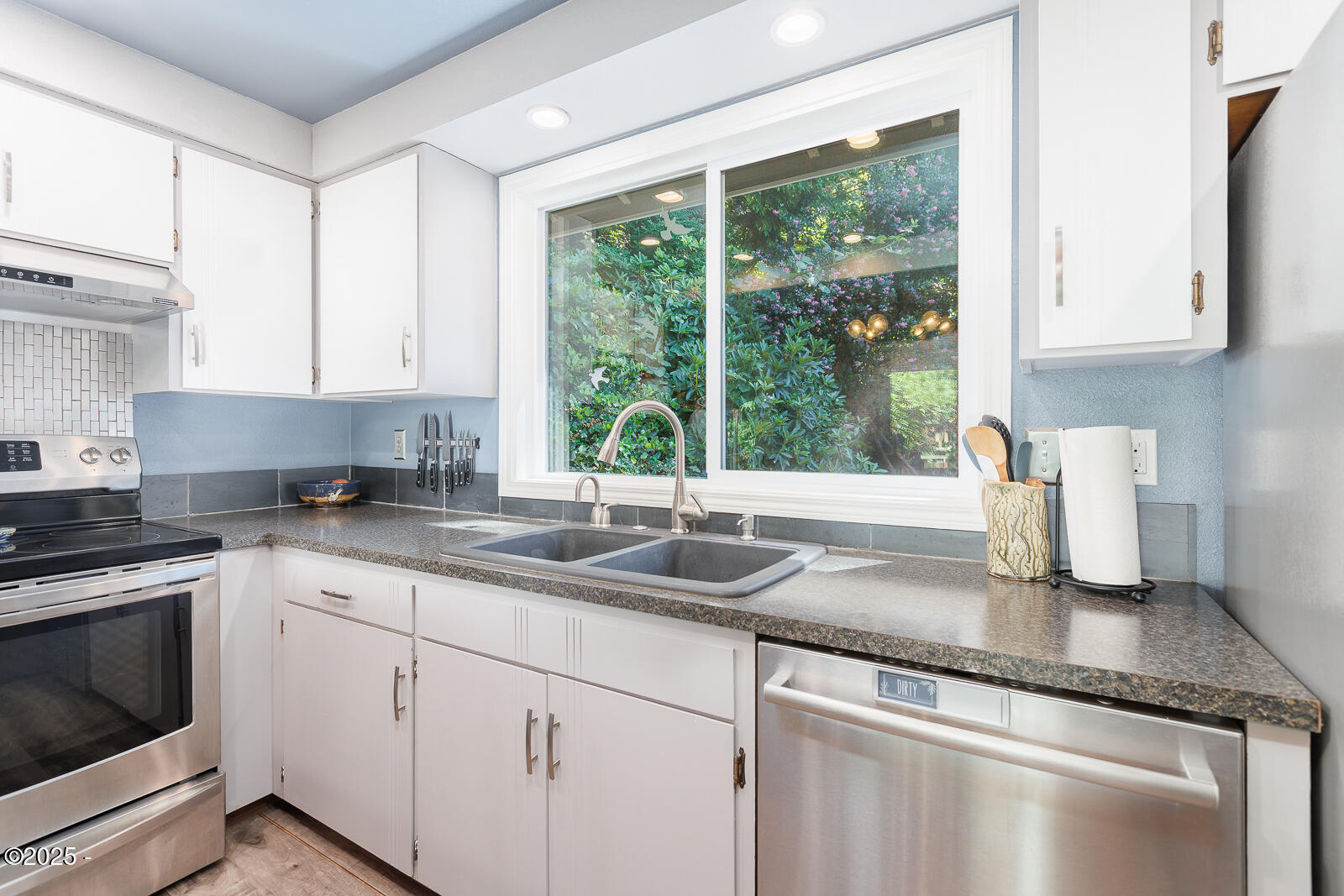 901 NE Lakewood Drive